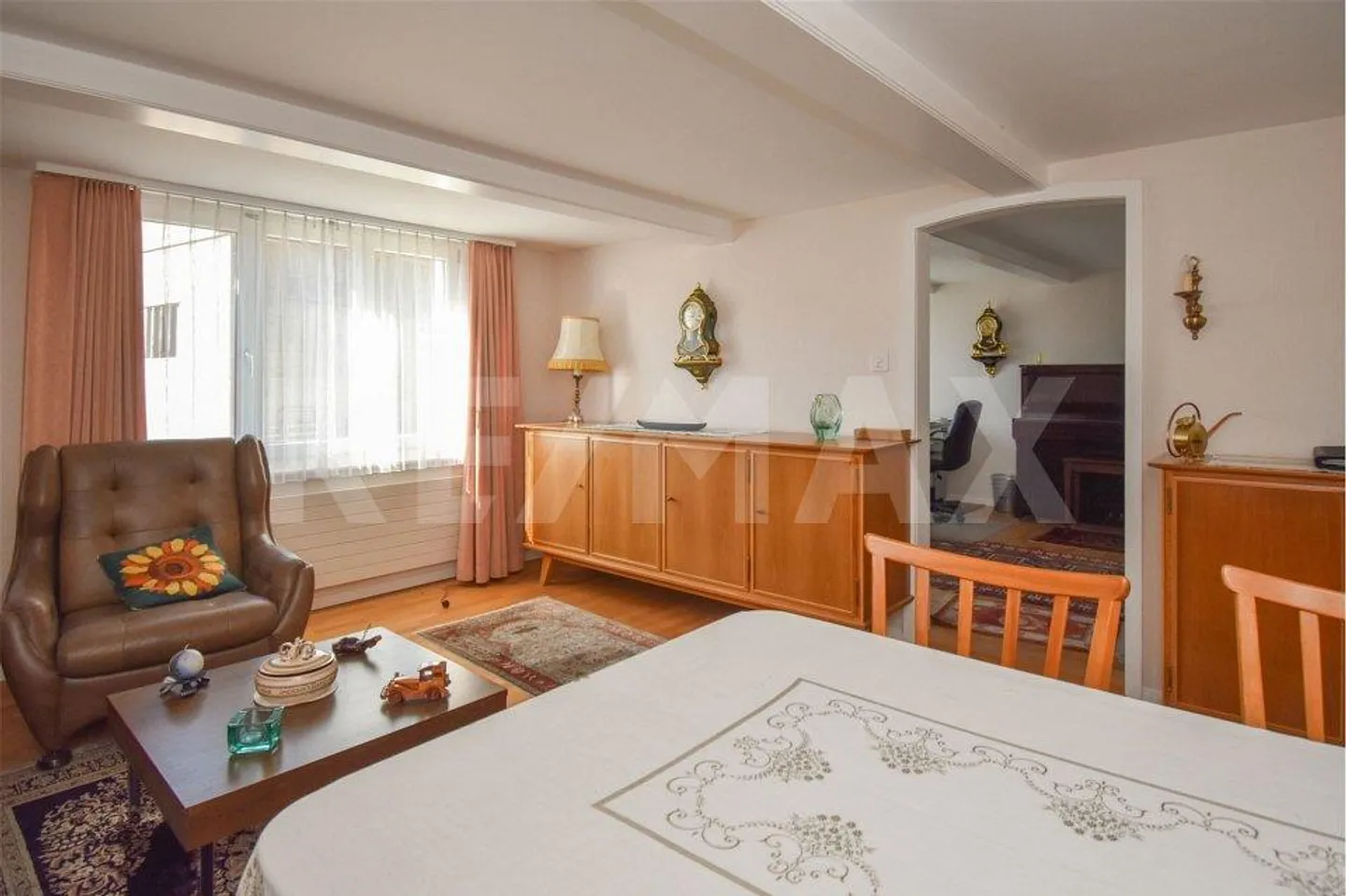 Generational House / Two-Family House with Plenty of Space; Purchase Option for Neighboring Plot W2 1059 m² - Photo 6 of 10