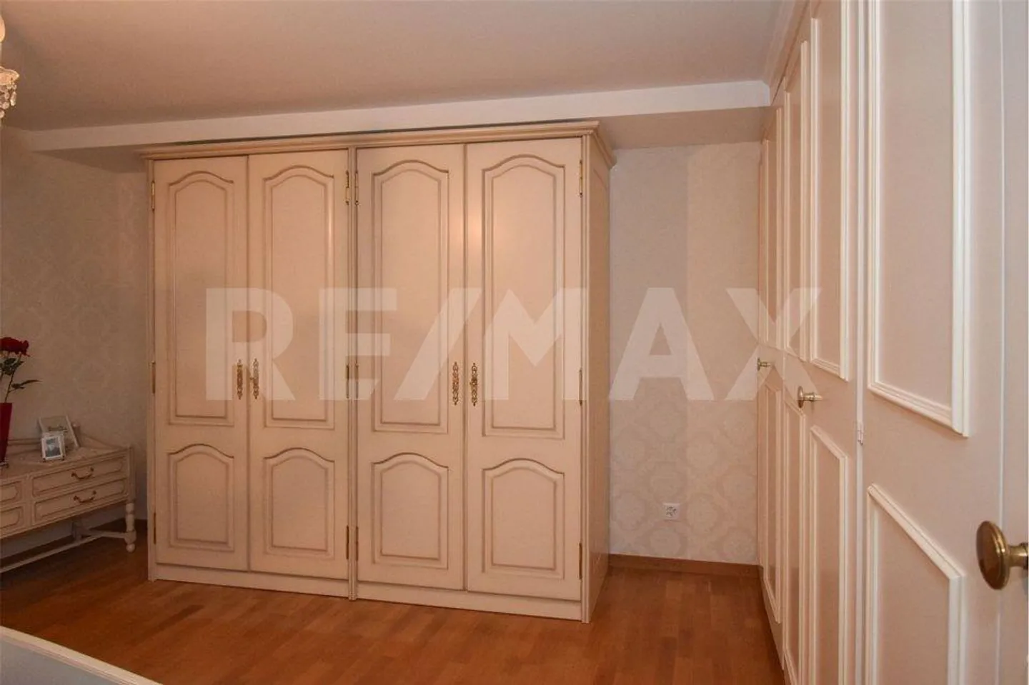 Generational House / Two-Family House with Plenty of Space; Purchase Option for Neighboring Plot W2 1059 m² - Photo 10 of 10