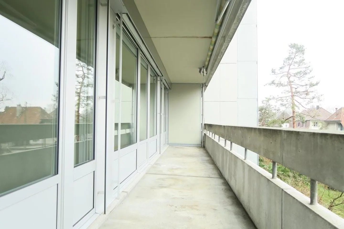 Appartement ensoleillé avec grand balcon et terrasse sur le toit partagée - Photo 11 sur 12