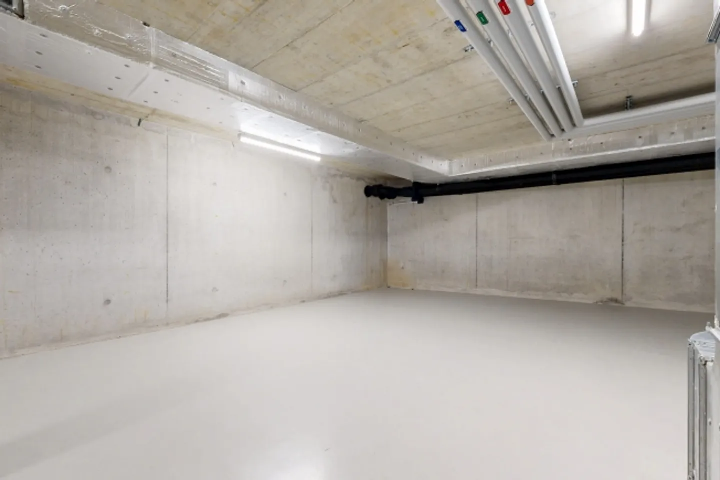«Dépôt/Atelier à louer à Crissier, à 2 pas de Renens» - Photo 2 sur 8