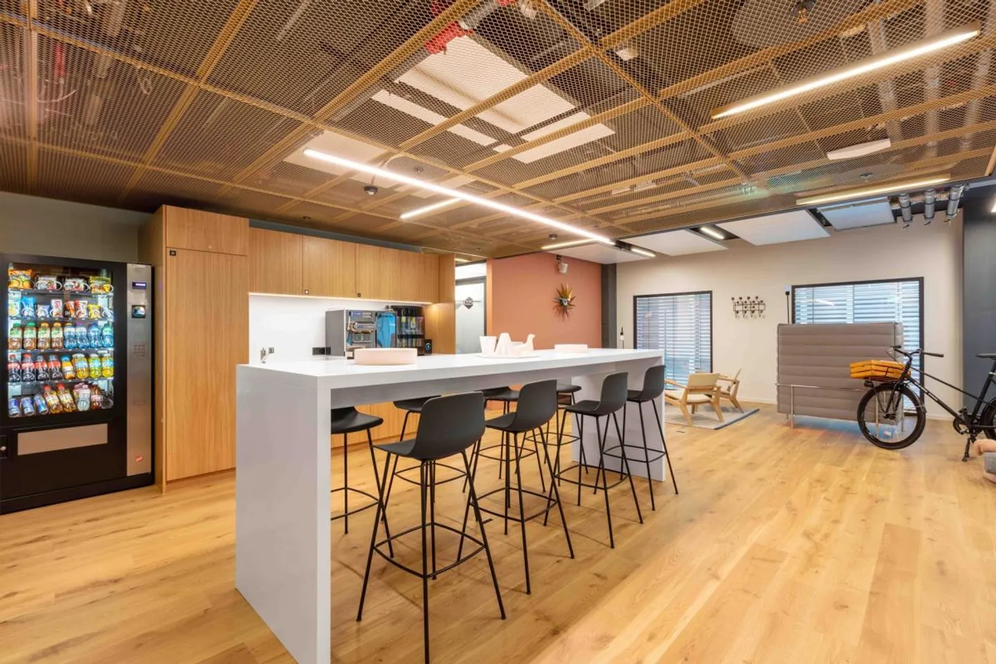 Espaces de bureau professionnels dans le Spaces R2 Tower avec des conditions entièrement flexibles - Photo 7 sur 7