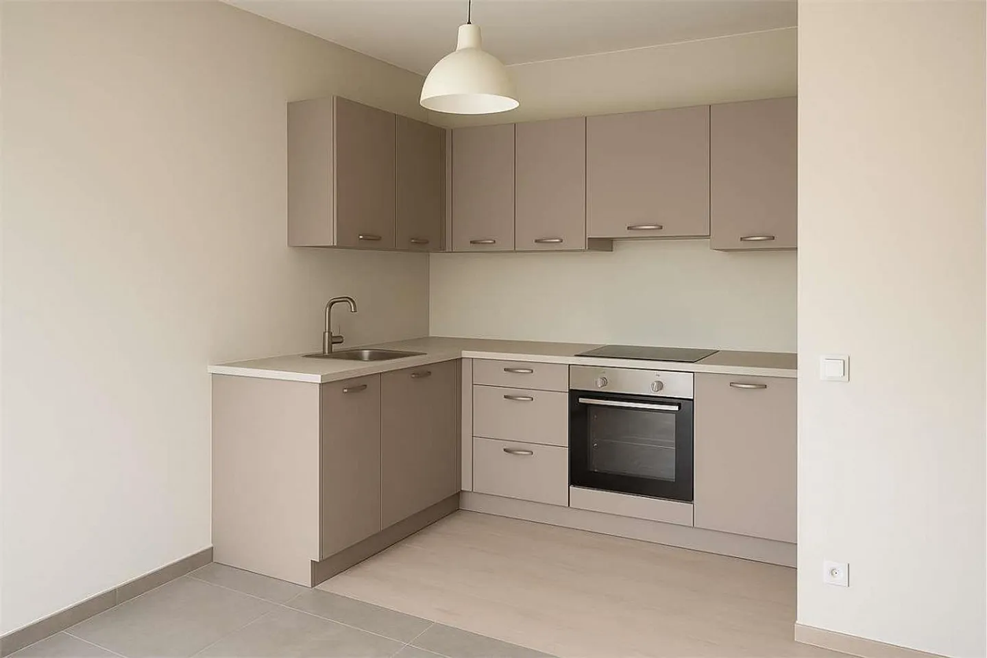 Elegante appartamento di 4,5 stanze completamente ristrutturato con balcone - Foto 2 di 6