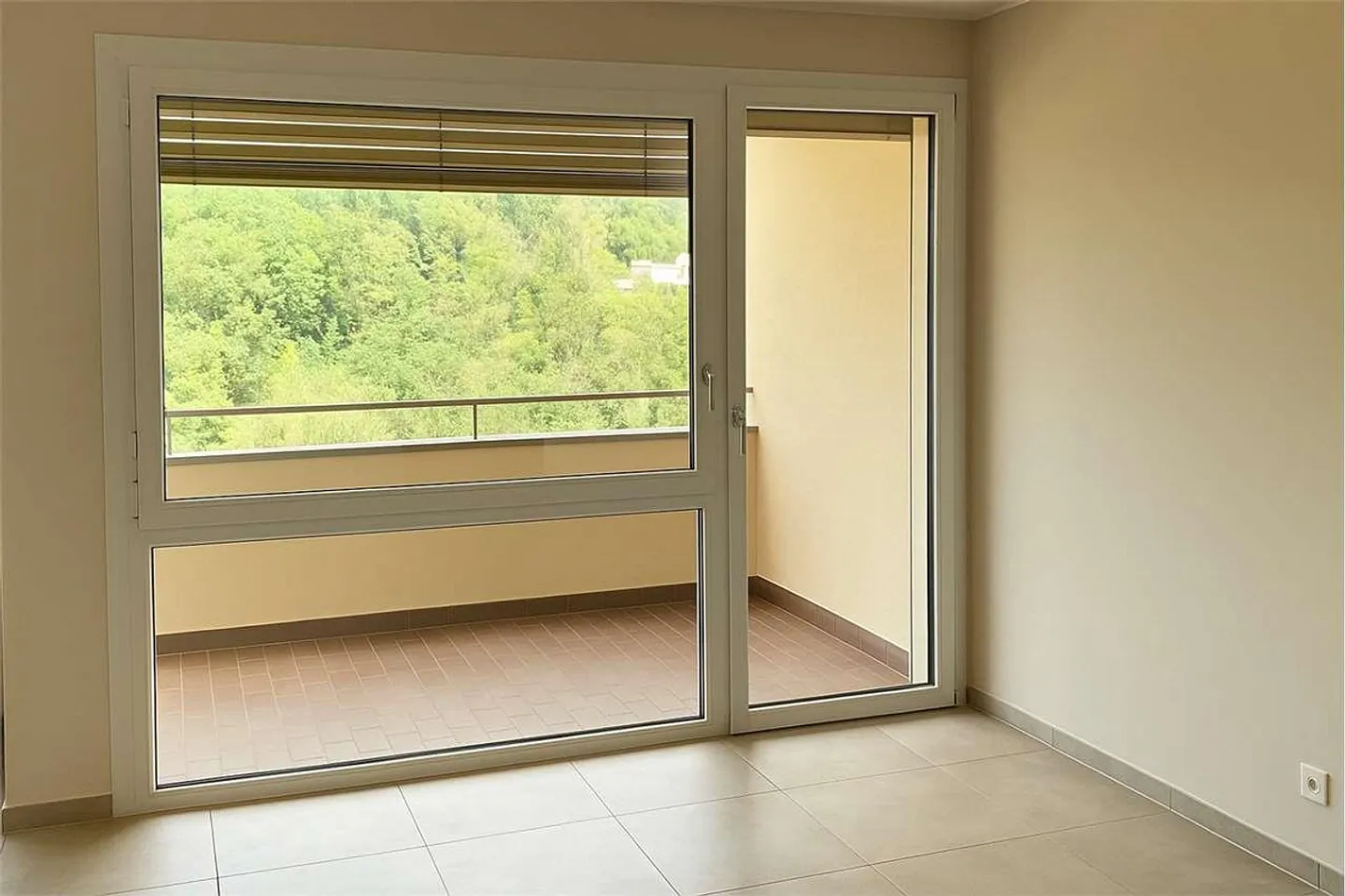 Elegante appartamento di 4,5 stanze completamente ristrutturato con balcone - Foto 3 di 6