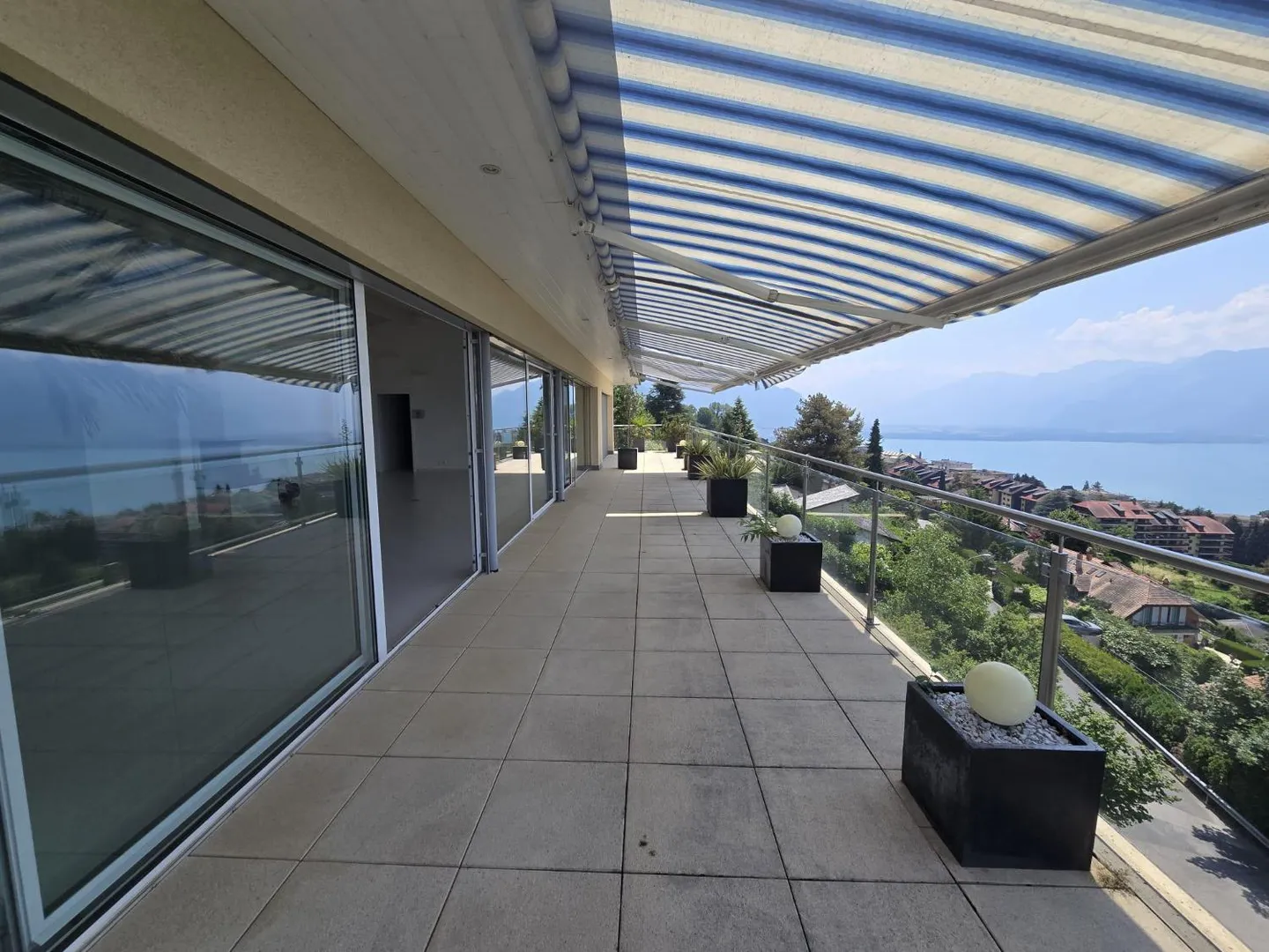 Superbe appartement avec terrasse et vue sur le lac - Photo 2 sur 8