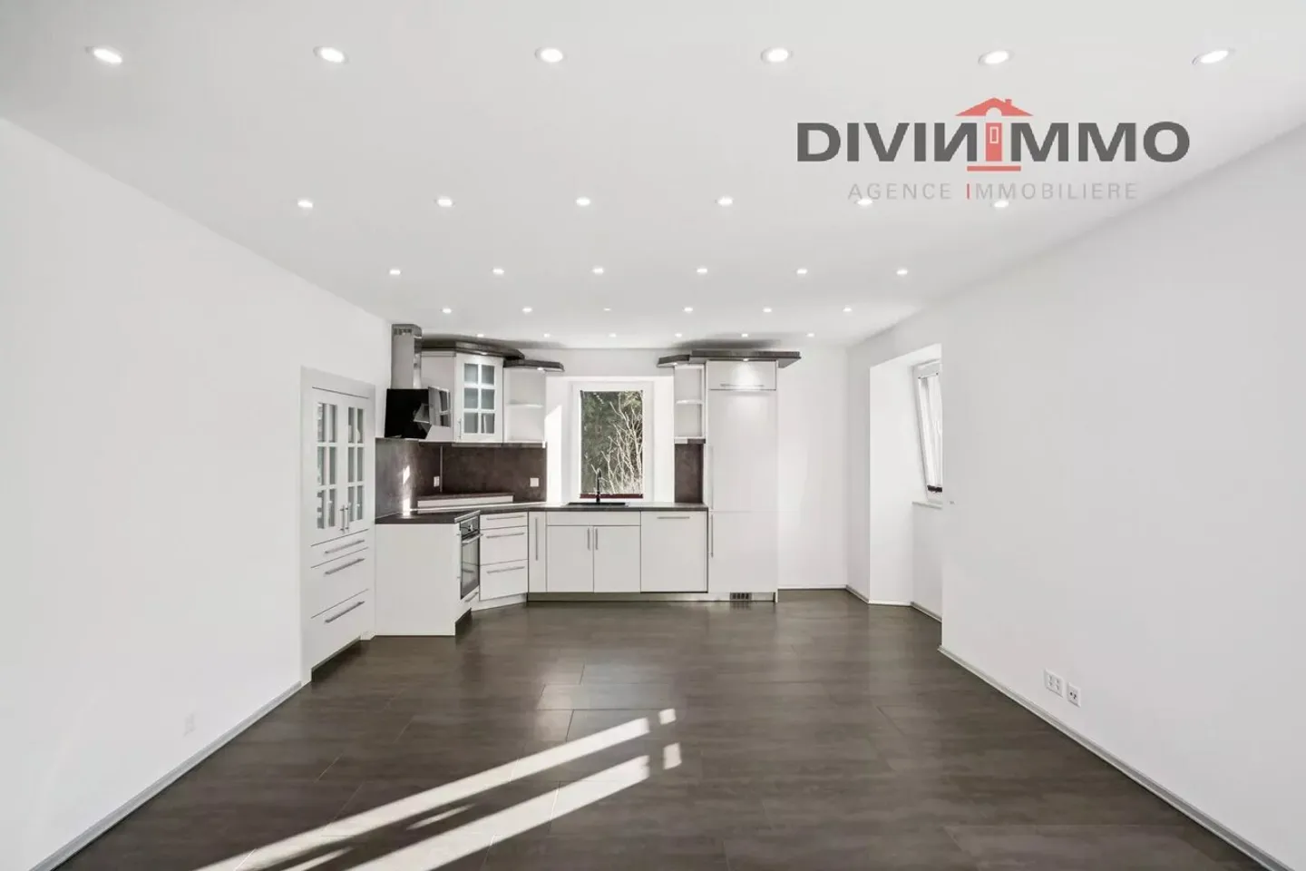 Charming 4.5-Room Apartment - Photo 1 of 9