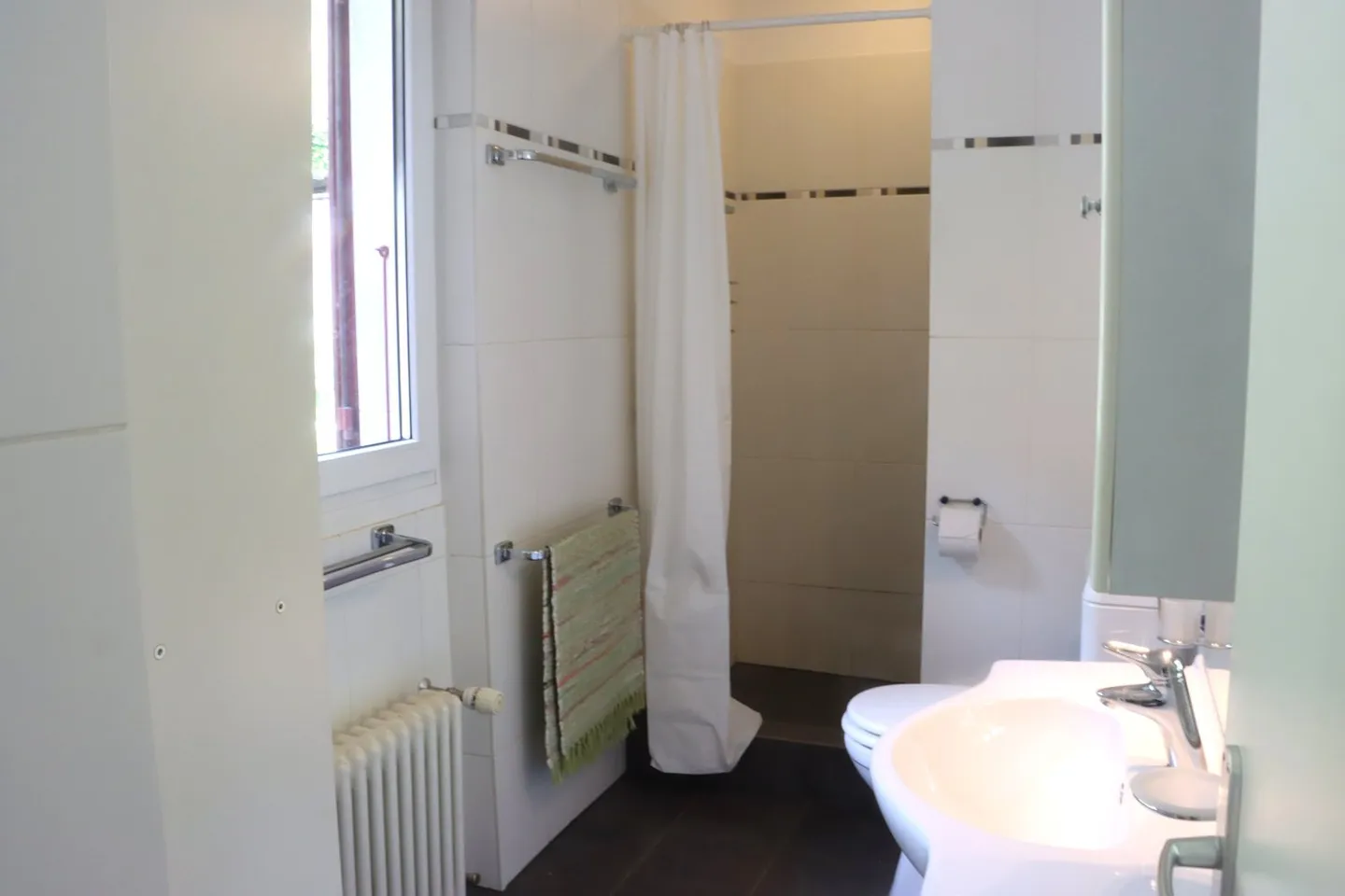 Sonniges Zweifamilienhaus mit Seesicht - Foto 11 von 24