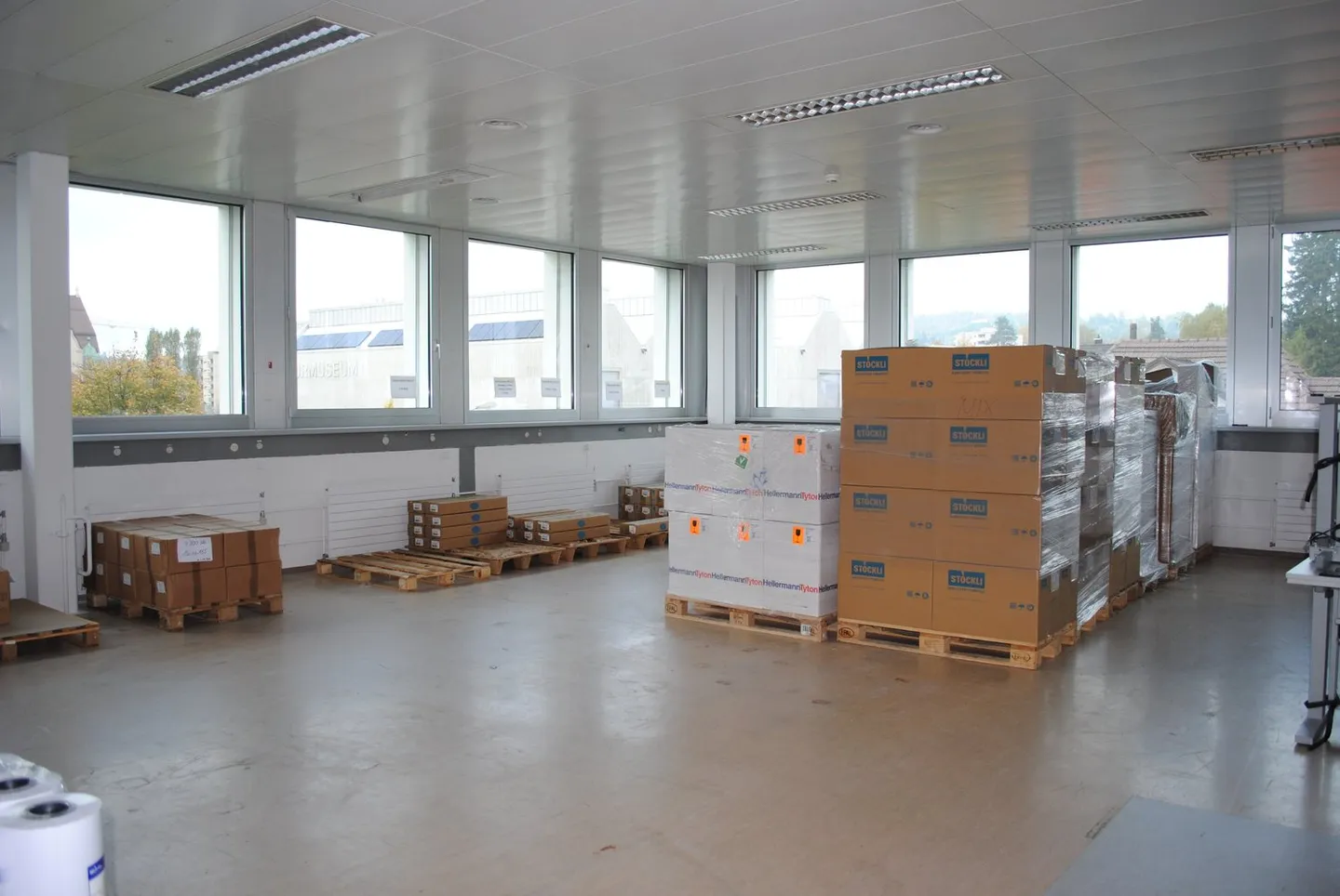 Spazi di produzione spaziosi con grandi finestre - Foto 3 di 5