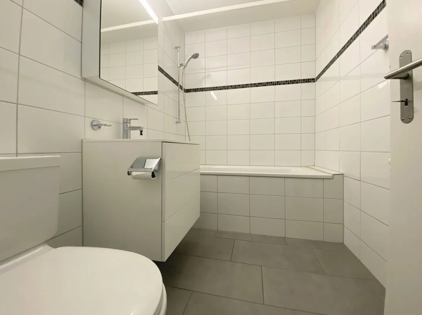 Qualité de vie dans le vert - Appartement élégant de 4 pièces au rez-de-chaussée - Photo 3 sur 10