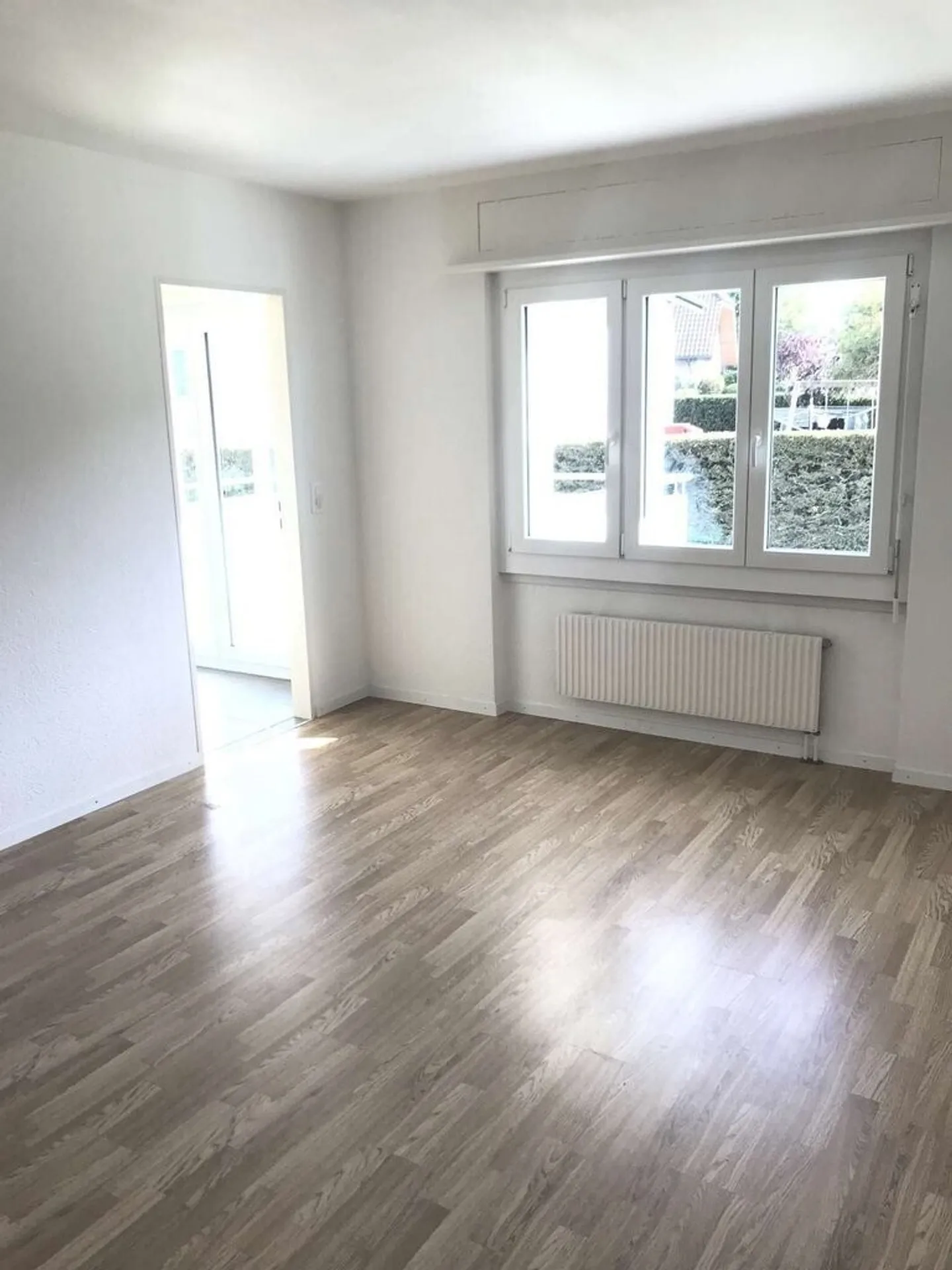 Qualité de vie dans le vert - Appartement élégant de 4 pièces au rez-de-chaussée - Photo 4 sur 10