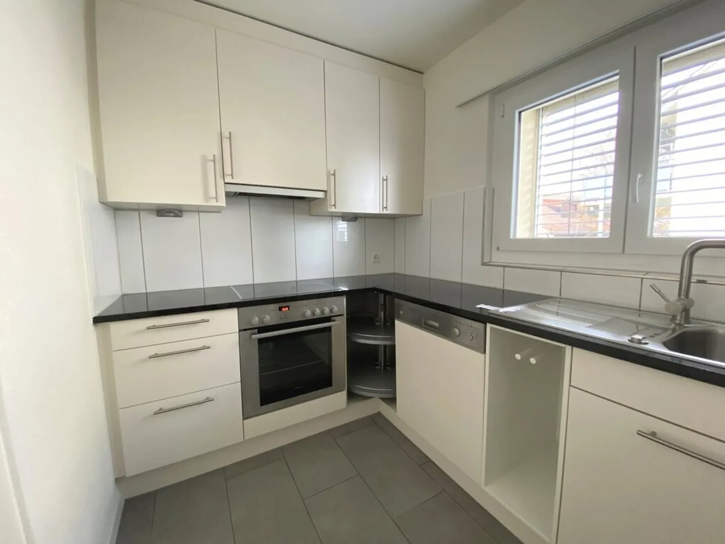 Qualité de vie dans le vert - Appartement élégant de 4 pièces au rez-de-chaussée - Photo 2 sur 10