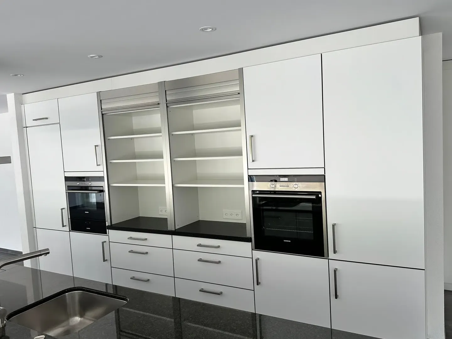 Stylish 4.5-room penthouse apartment with high-quality furnishings and a view of greenery - Photo 4 of 28
