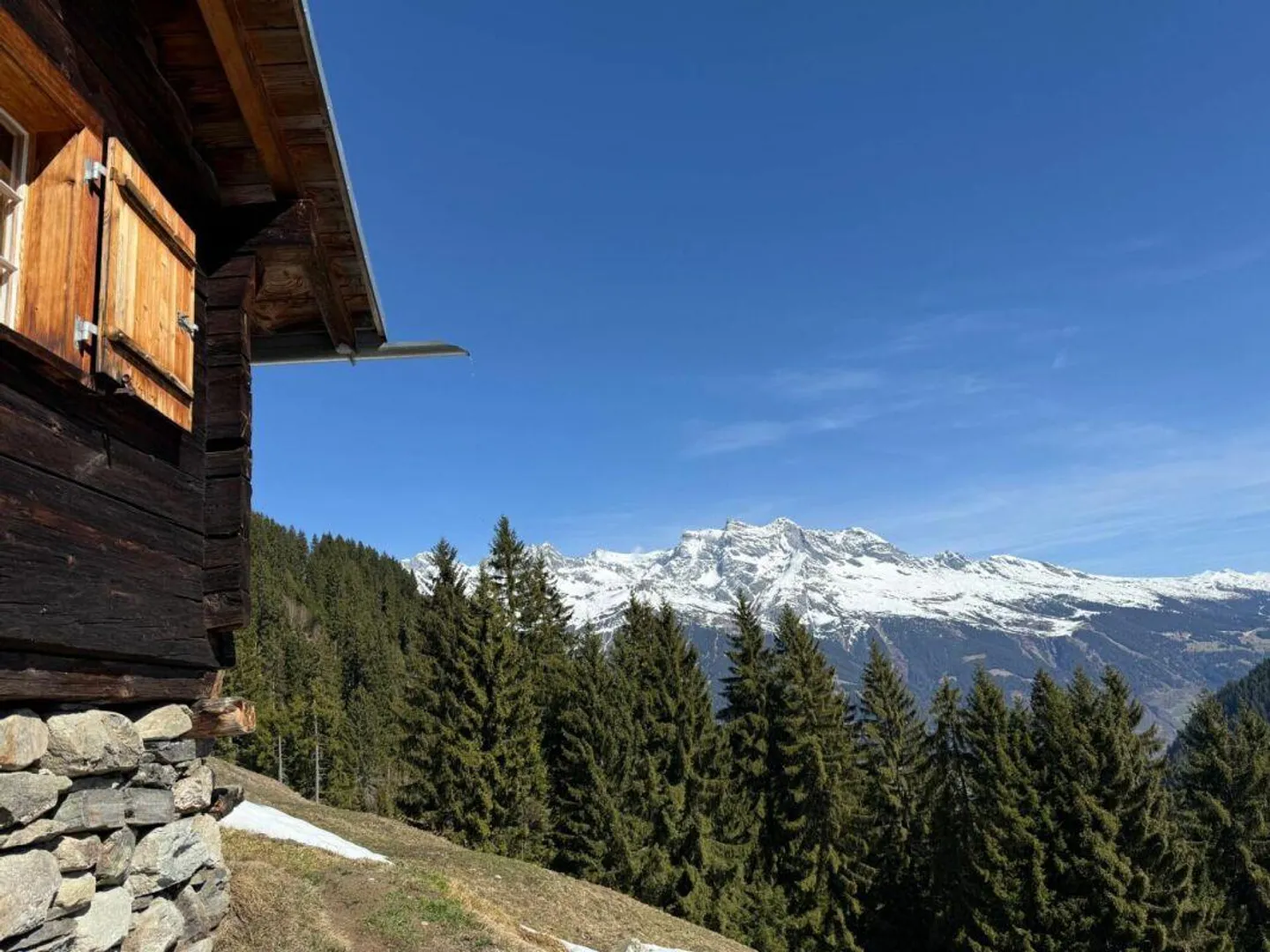 Posizione panoramica circondata da cime - Foto 1 di 10
