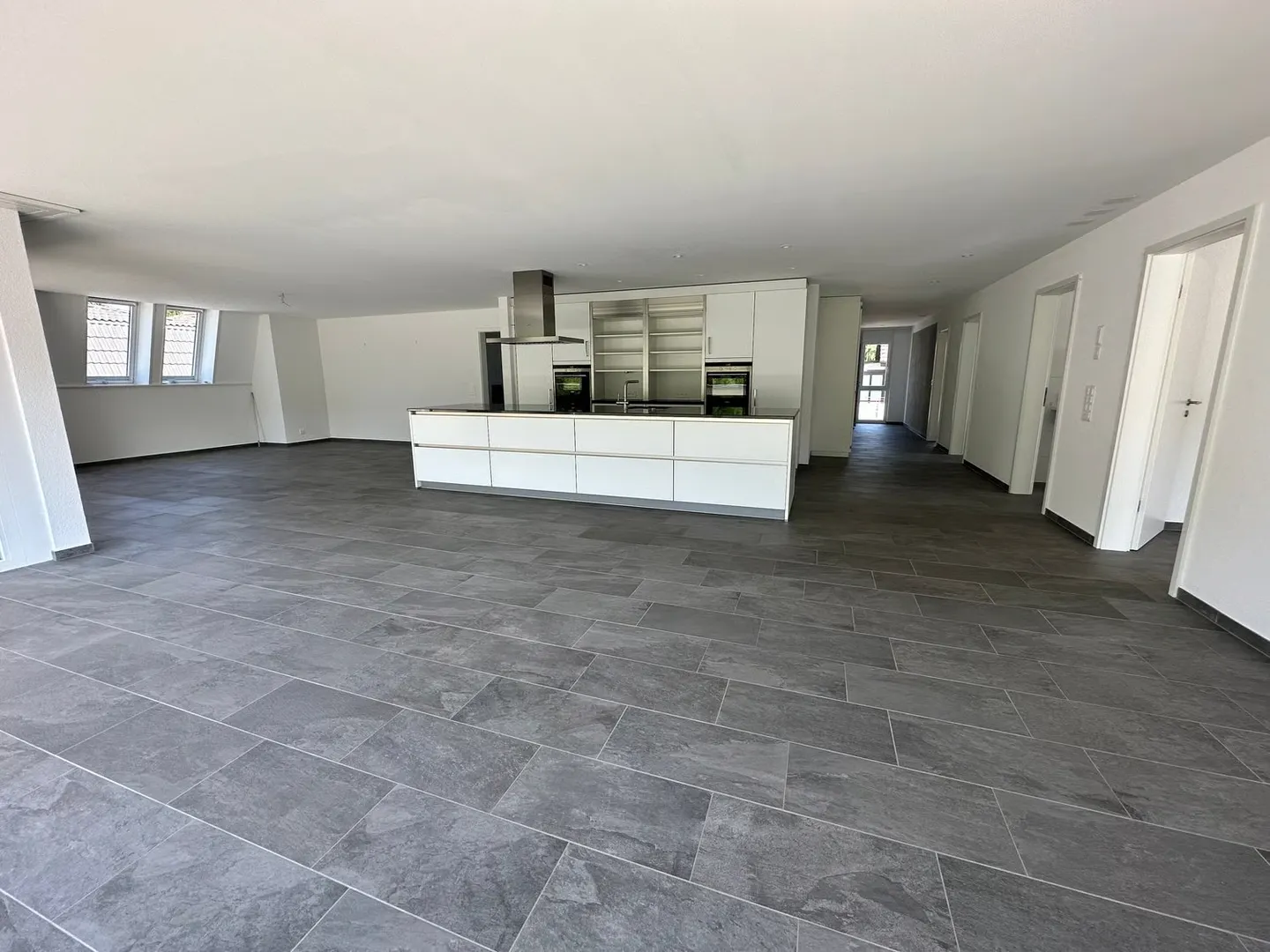 Stylish 4.5-room penthouse apartment with high-quality furnishings and a view of greenery - Photo 9 of 28