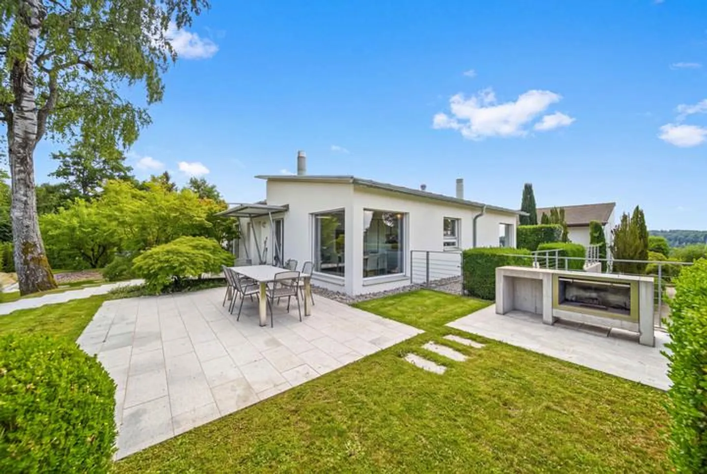 Charmantes Einfamilienhaus mit Terrasse - Foto 1 von 8