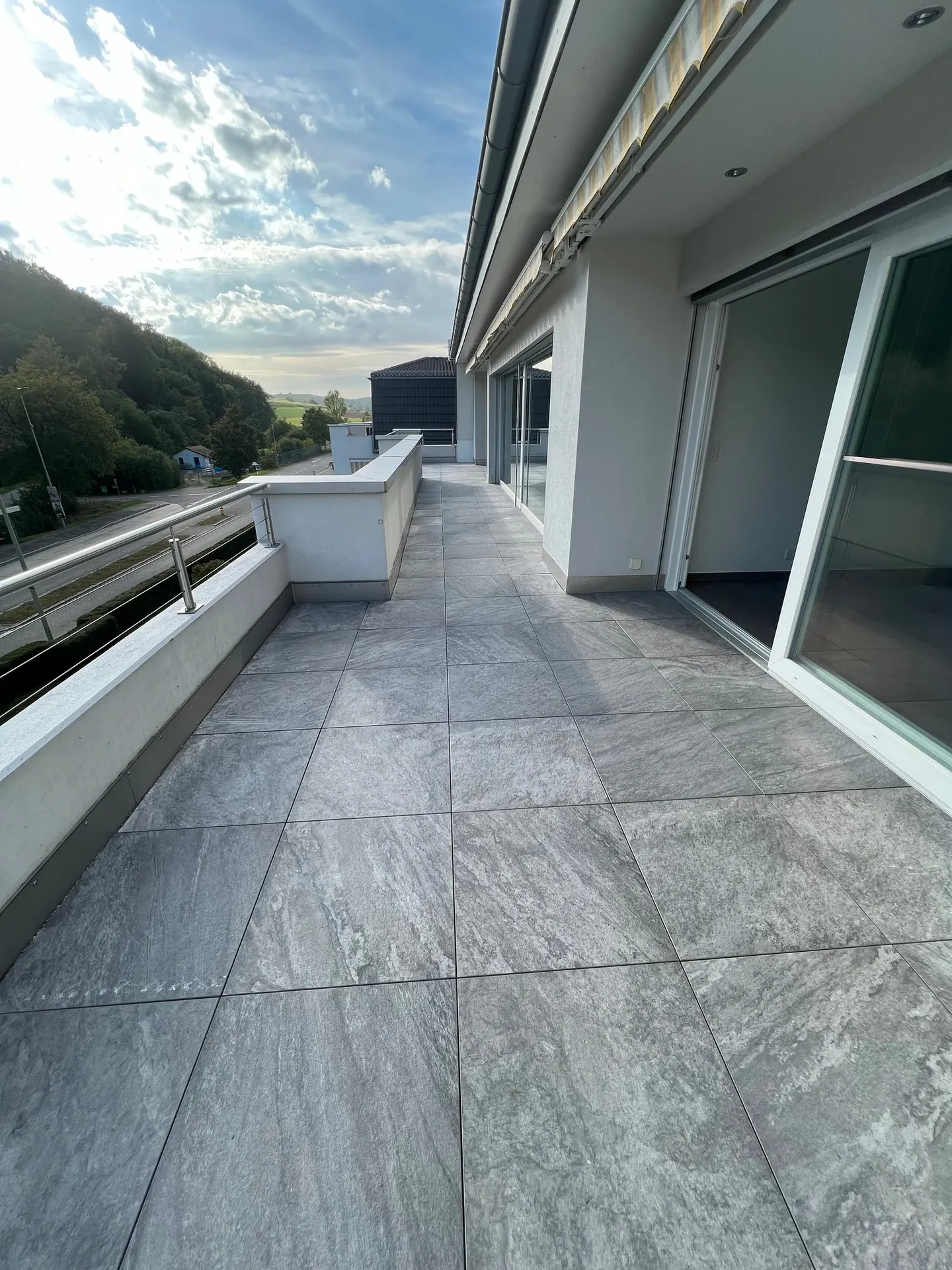 Stylish 4.5-room penthouse apartment with high-quality furnishings and a view of greenery - Photo 12 of 28