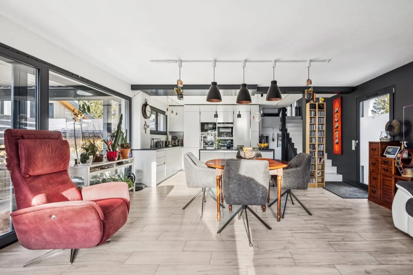 SUPERBE INDIVIDUELLE VILLA MIT GARTEN UND PERGOLAS - Foto 1 von 13