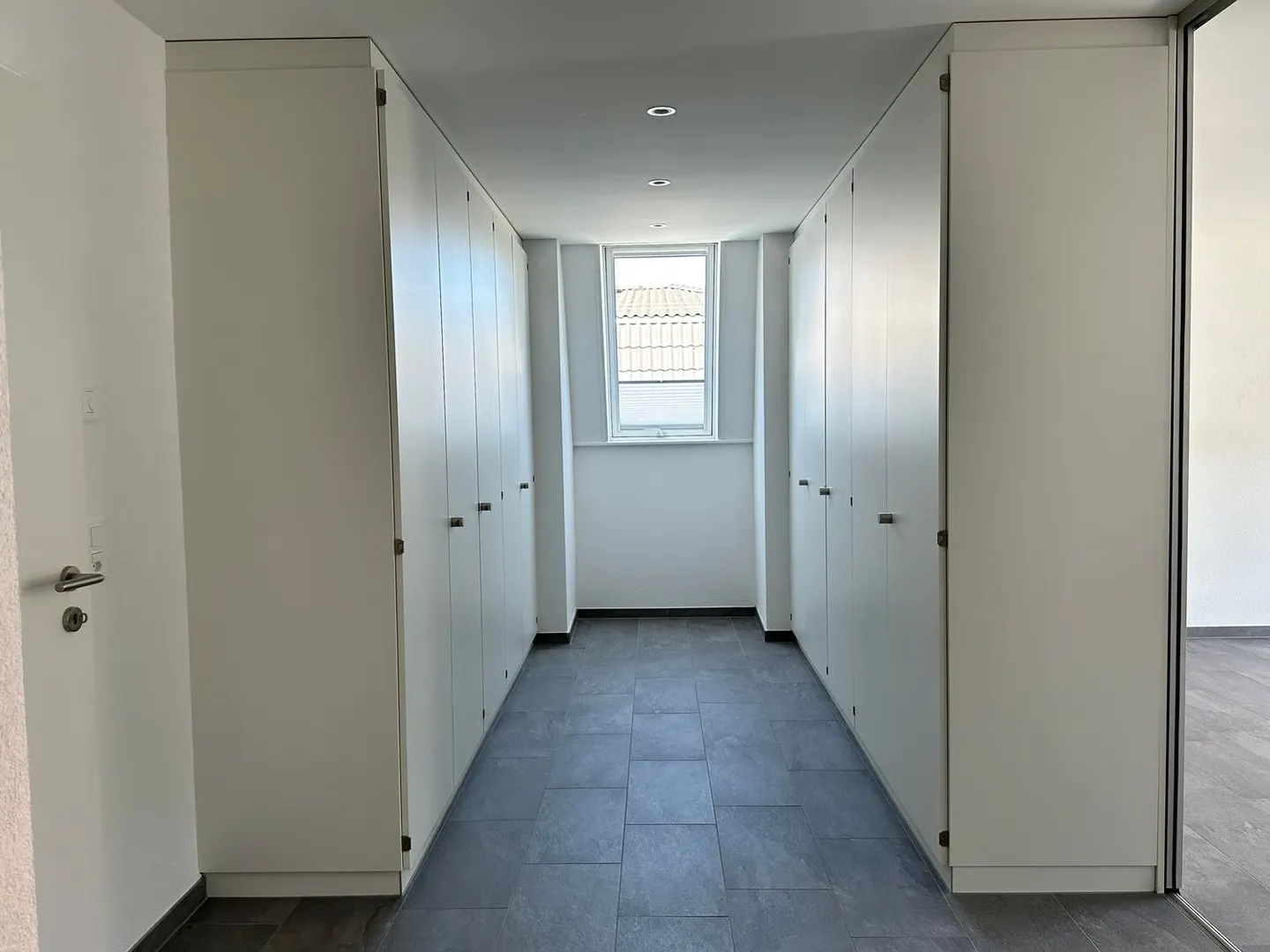 Stylish 4.5-room penthouse apartment with high-quality furnishings and a view of greenery - Photo 18 of 28
