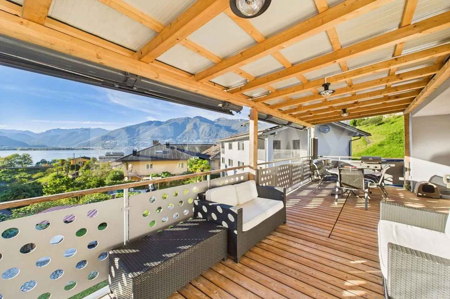 Appartamento Duplex di 4 Camere con Vista Lago e Piscina - Foto 1 di 13