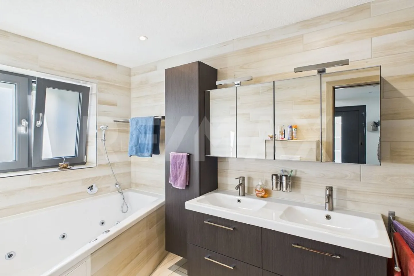 Appartamento Duplex di 4 Camere con Vista Lago e Piscina - Foto 9 di 13