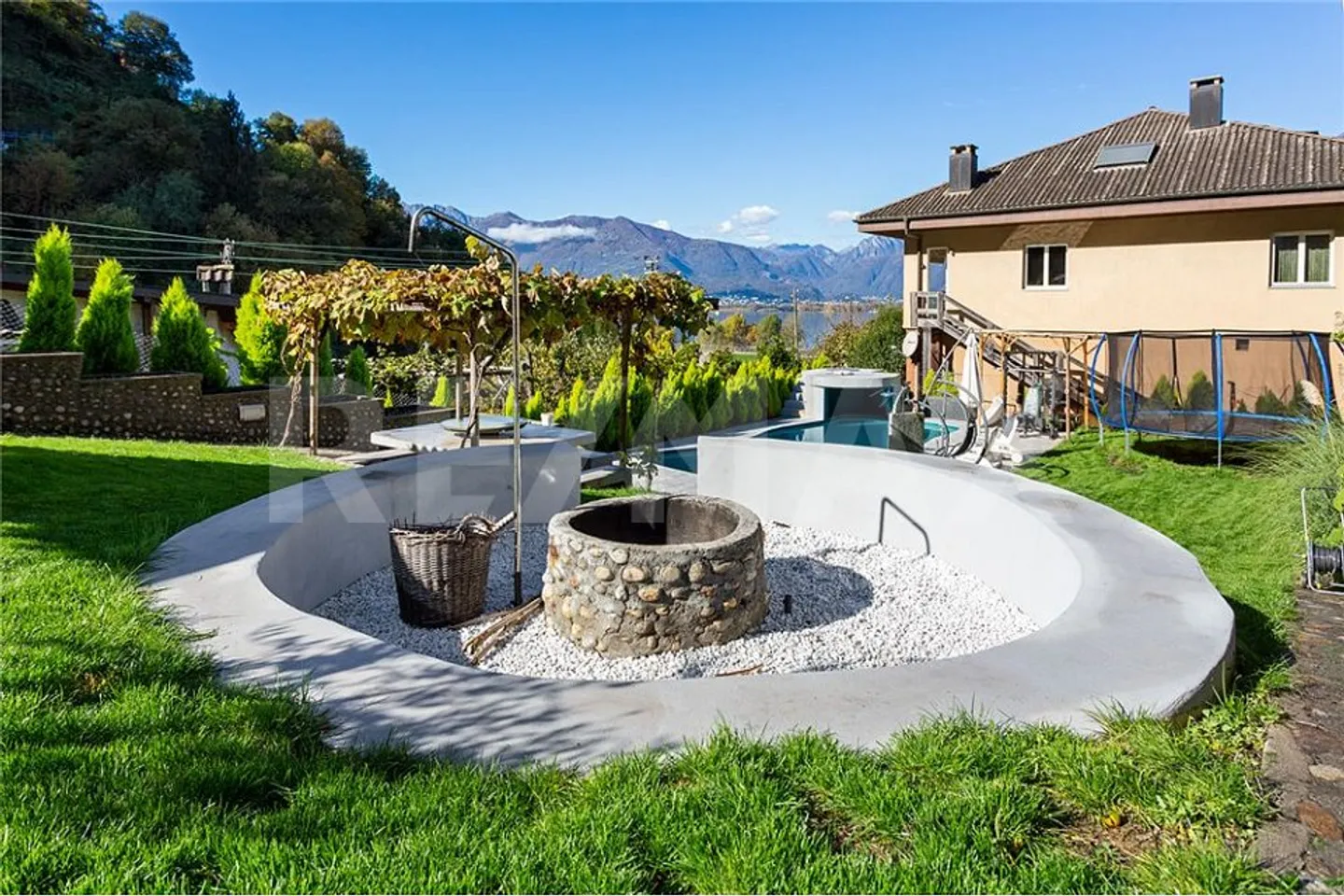 Appartamento Duplex di 4 Camere con Vista Lago e Piscina - Foto 11 di 13