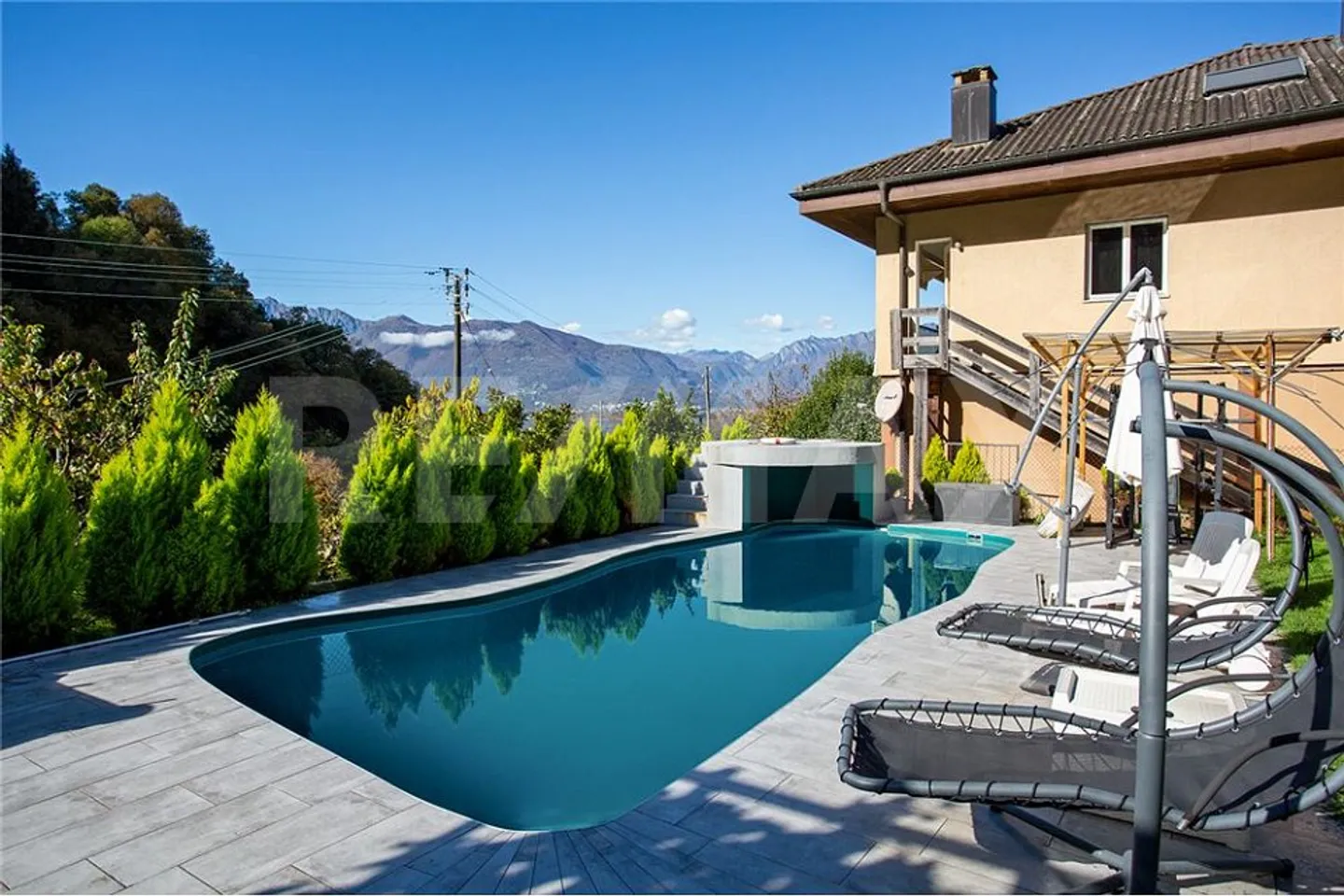 Appartamento Duplex di 4 Camere con Vista Lago e Piscina - Foto 12 di 13
