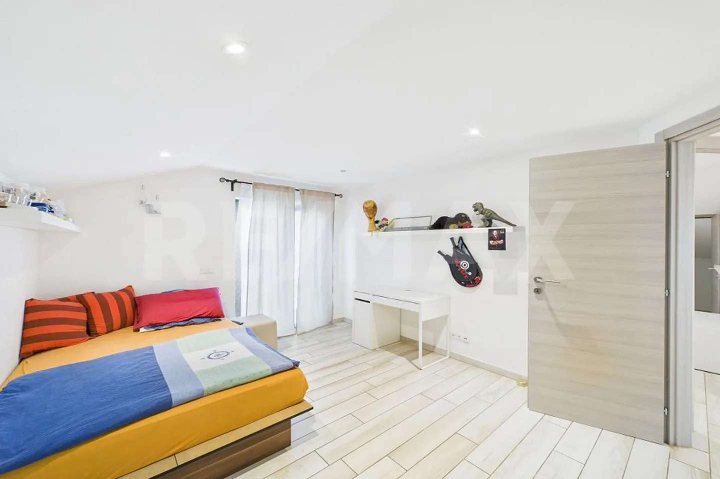 Appartamento Duplex di 4 Camere con Vista Lago e Piscina - Foto 8 di 13