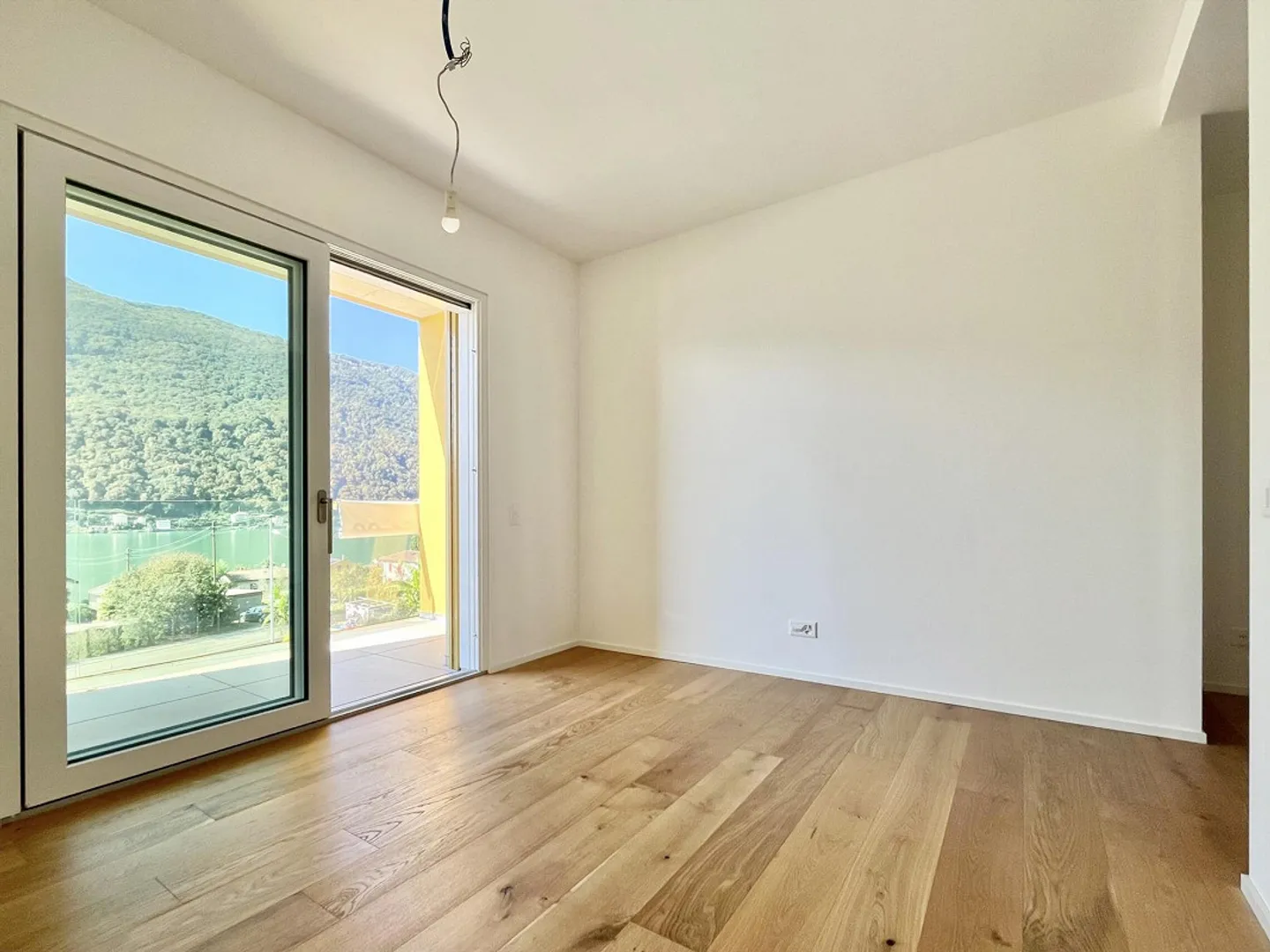 Attico 4.5 stanze con terrazze e vista lago a Brusino Arsizio - Foto 2 di 10