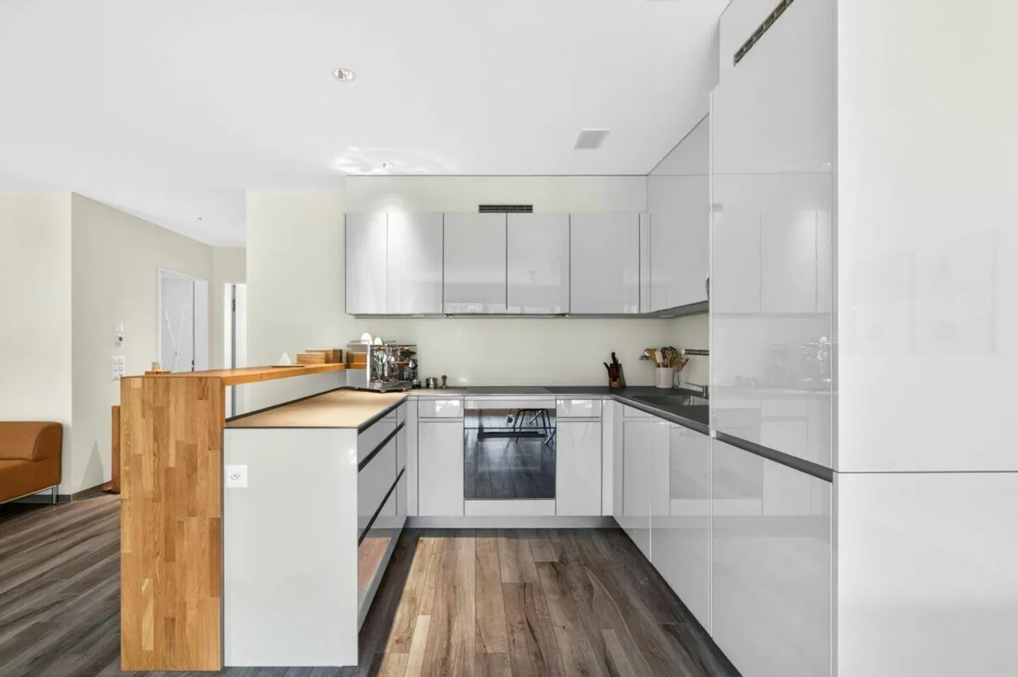 Vivre avec vue - Appartement de 3,5 pièces de haute qualité avec balcon et... - Photo 3 sur 27