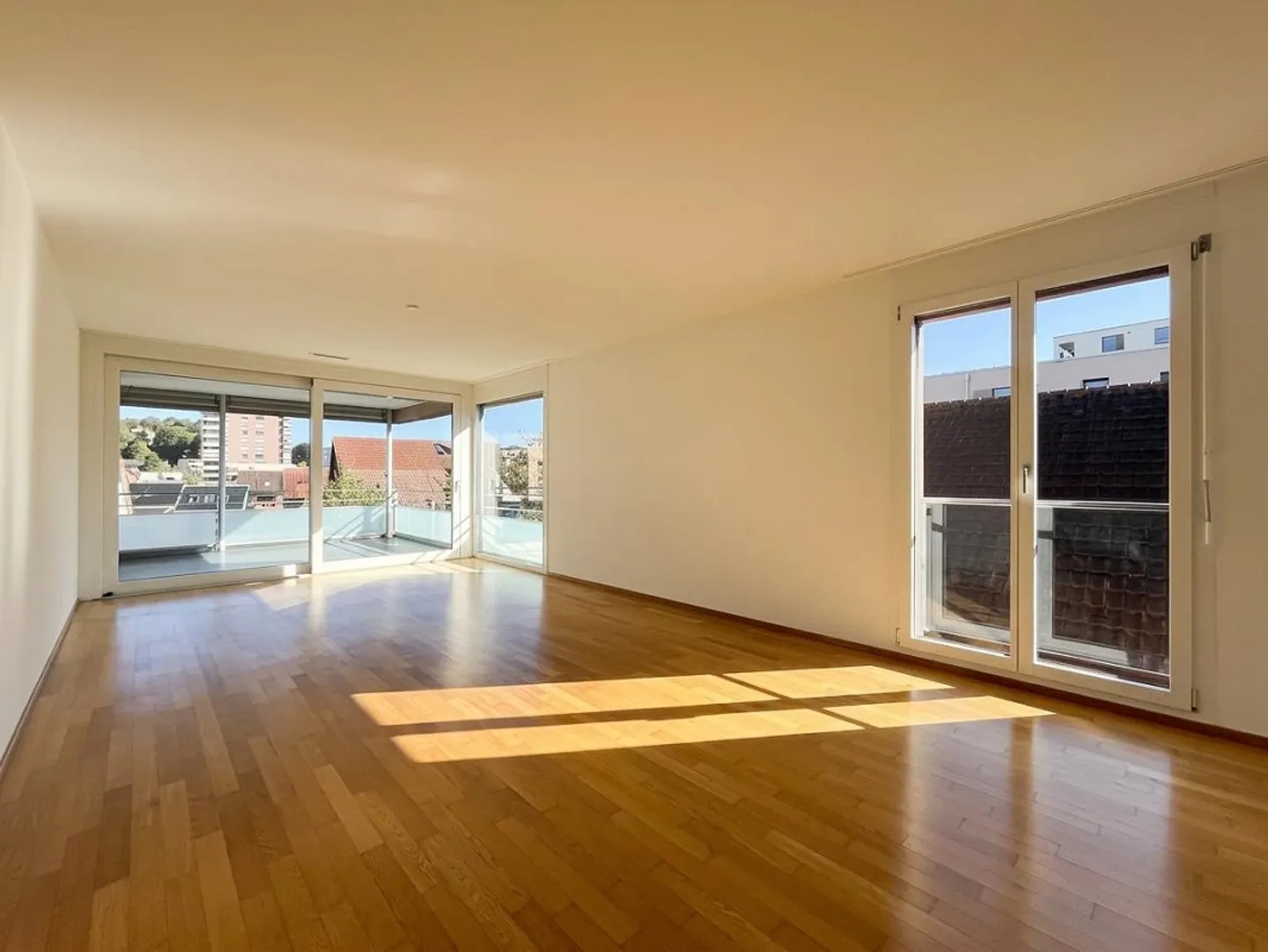 Spacious, light-flooded 4.5-room apartment in a central location - Photo 1 of 15
