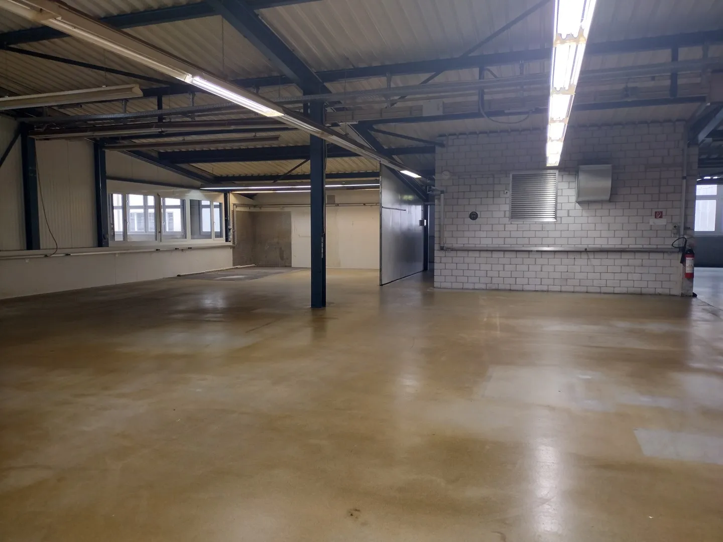 Versatile Workshop in Wetzikon - Photo 6 of 7
