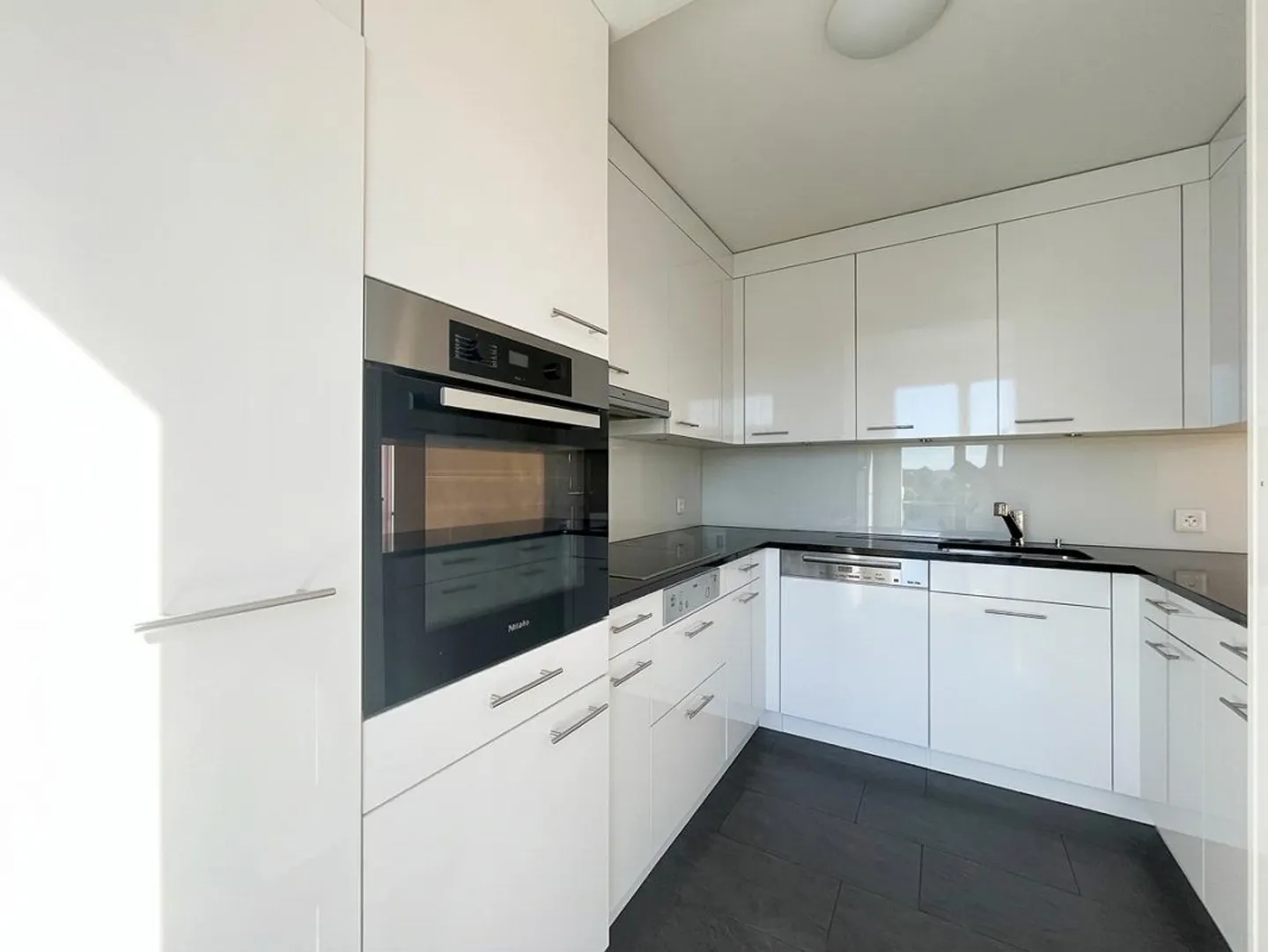 Spacious, light-flooded 4.5-room apartment in a central location - Photo 3 of 15
