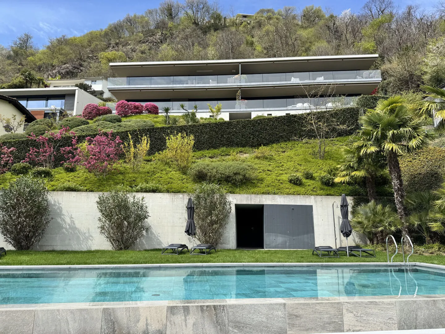 Magnificent 3.5-room apartment with lake view, garden, and pool - Photo 1 of 13