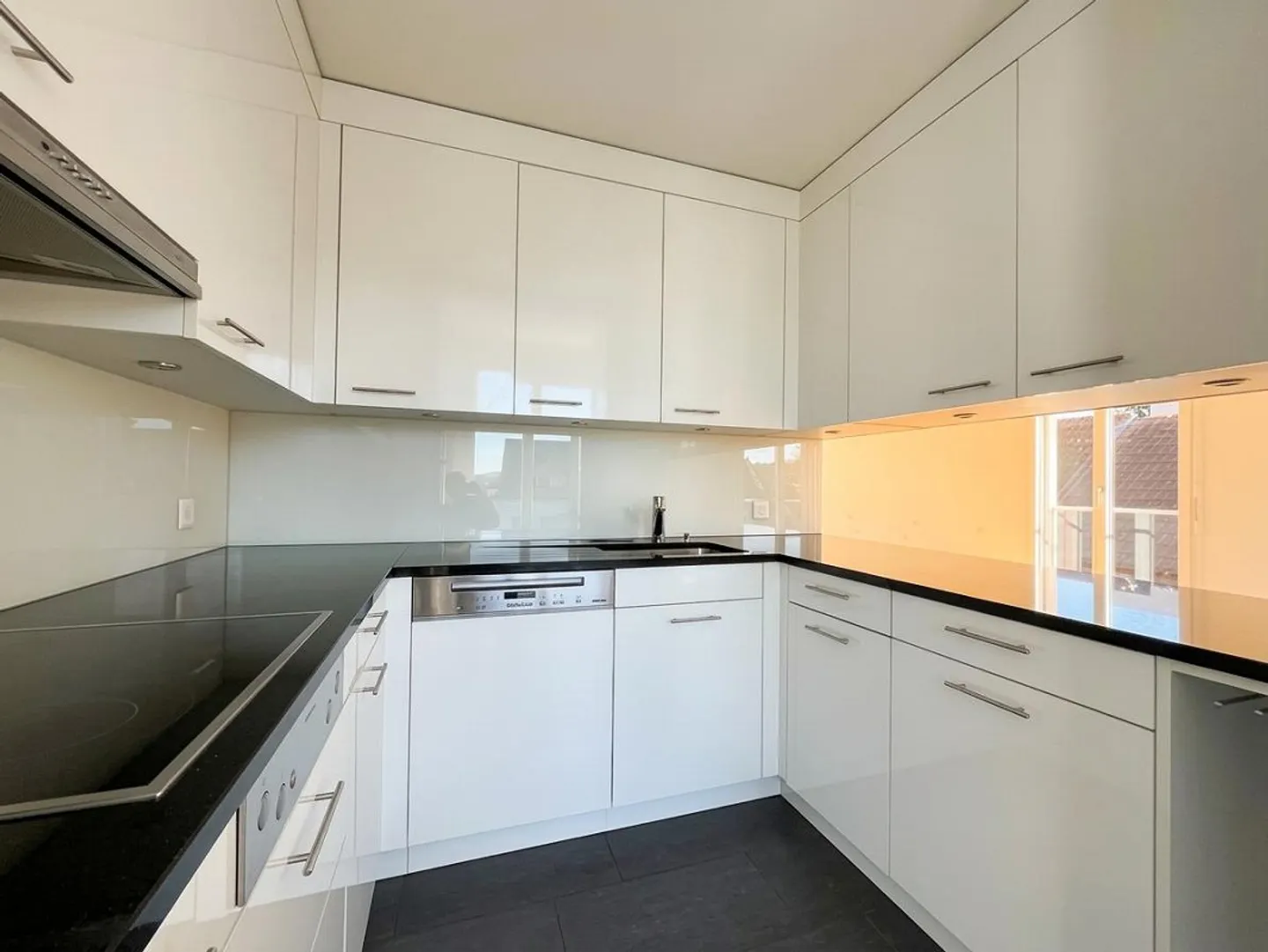 Spacious, light-flooded 4.5-room apartment in a central location - Photo 4 of 15