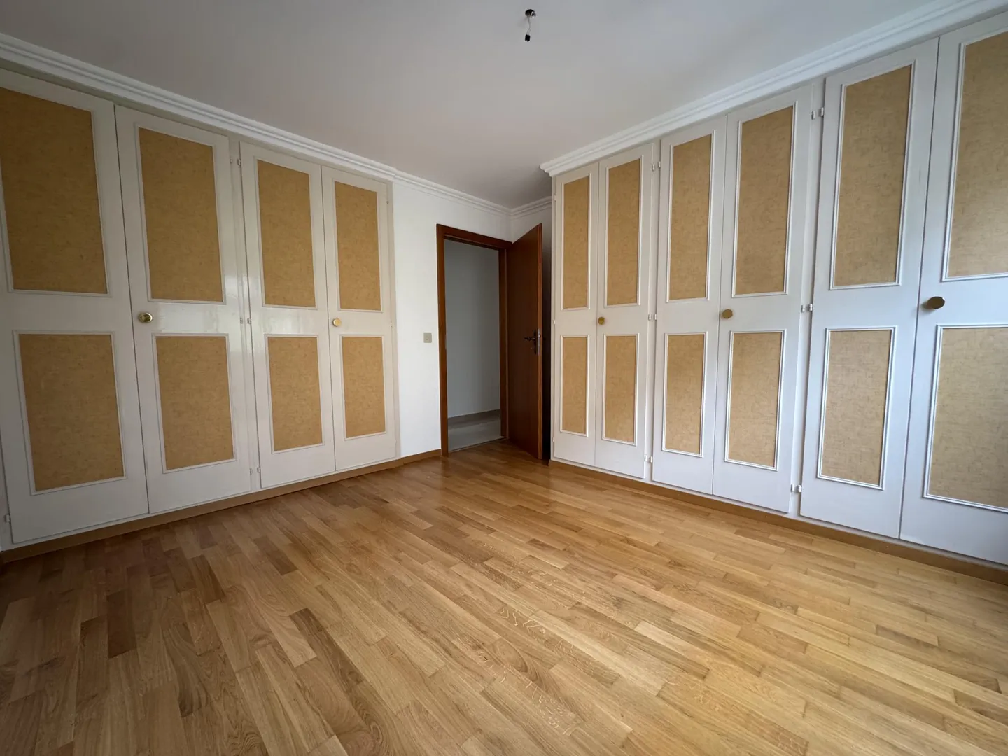 Schöne und geräumige 3,5 Zimmer in ruhiger Lage mit zwei großen Balkonen in der Nähe des Krankenhauses - Foto 3 von 5