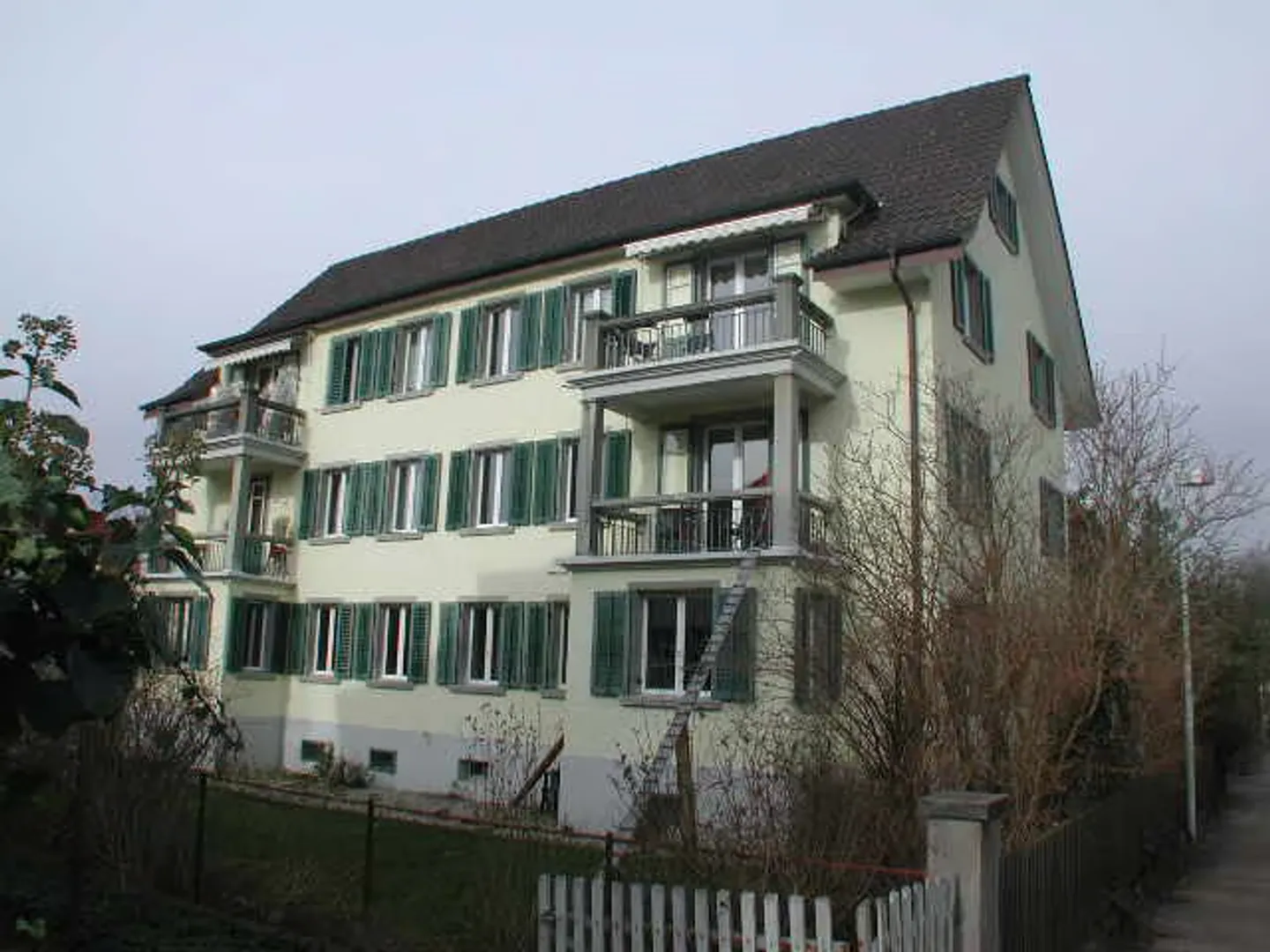 Appartamento unico di 3 stanze in un vecchio edificio - Foto 1 di 8