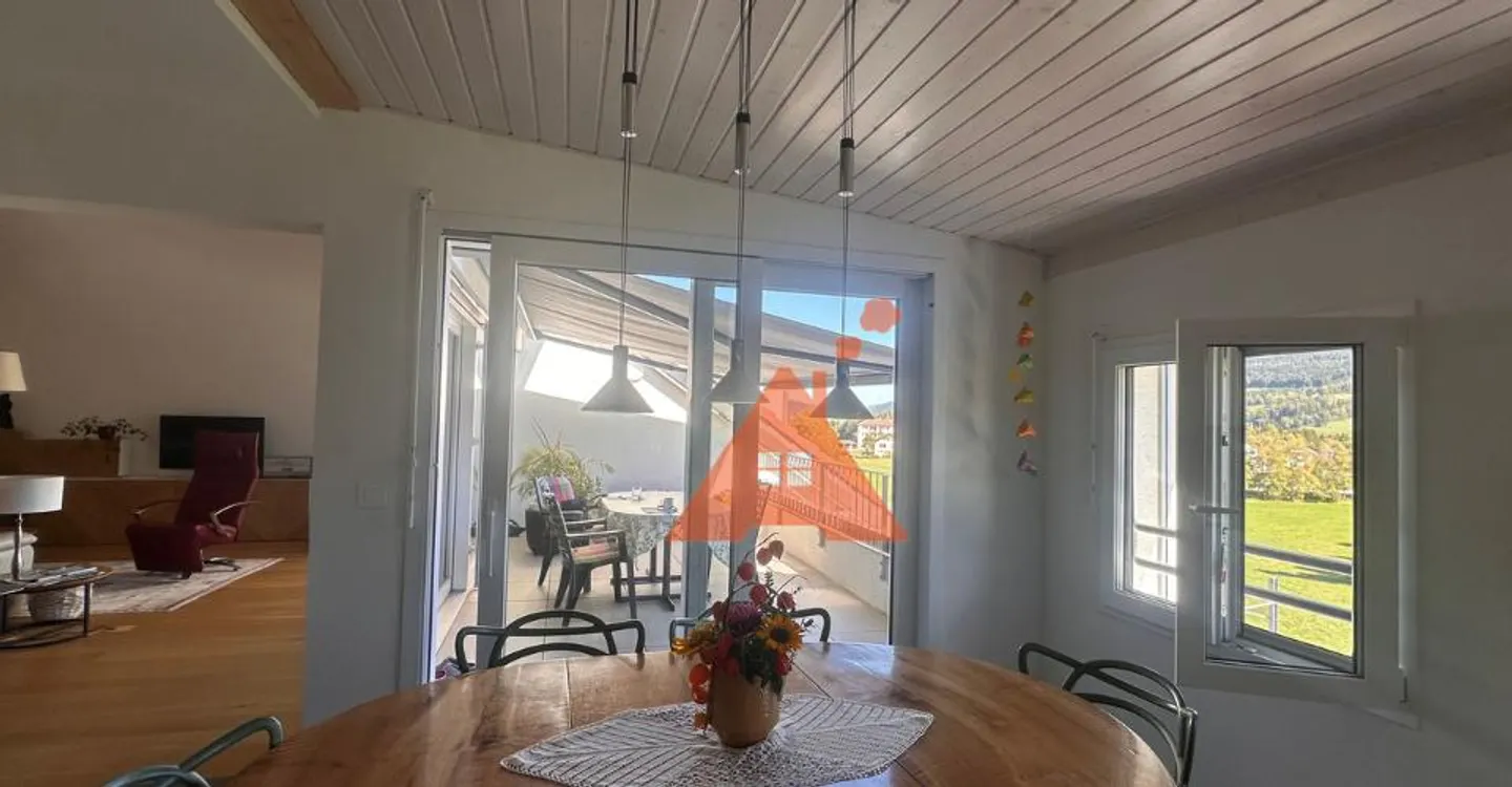 Spacieux duplex de 5,5 pièces sous toiture - Photo 2 sur 10