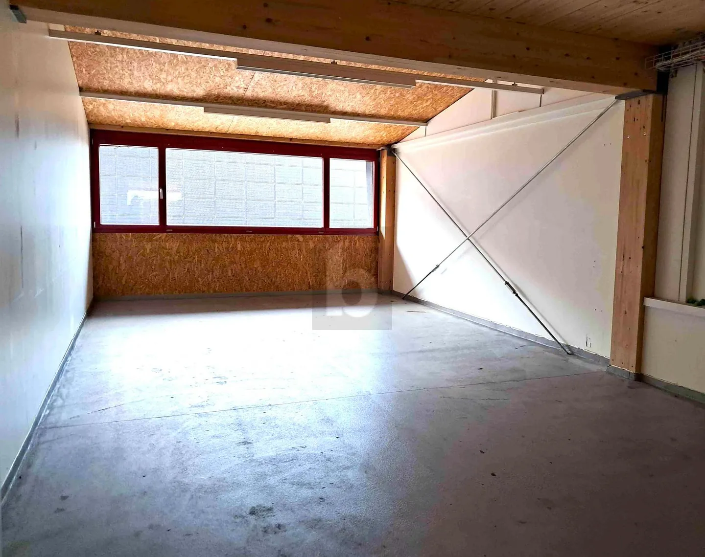 Mixed-use building for rent - Photo 3 of 6