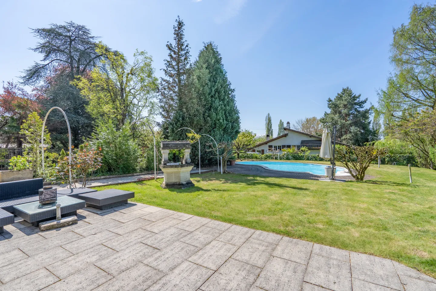 Proprietà eccezionale con volumi spettacolari a 1 minuto dal lago! - Foto 1 di 14