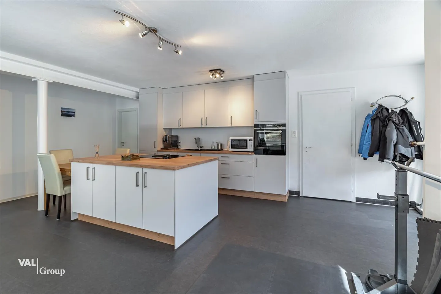 High-yield investment property in a central location - Photo 3 of 13