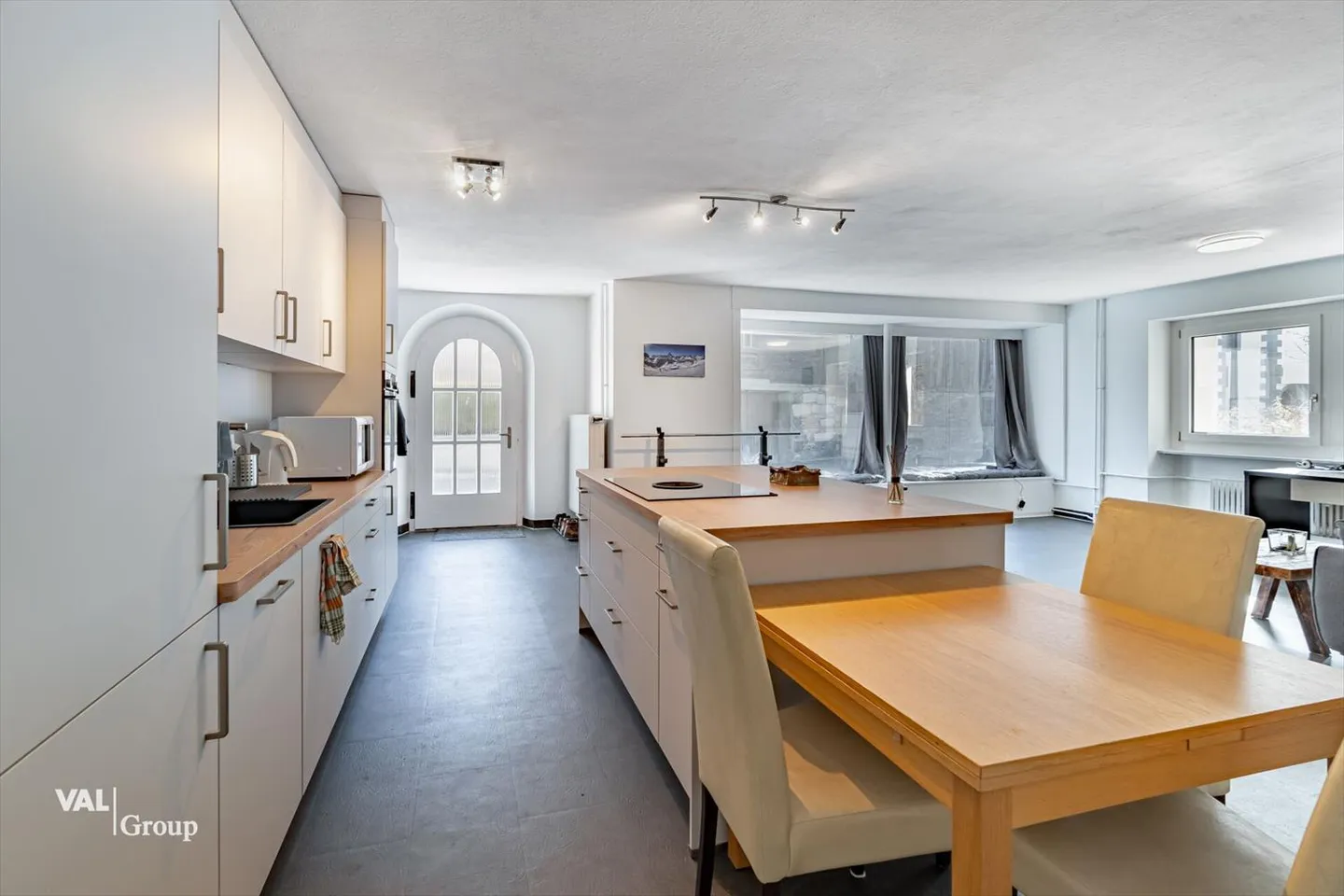 High-yield investment property in a central location - Photo 4 of 13