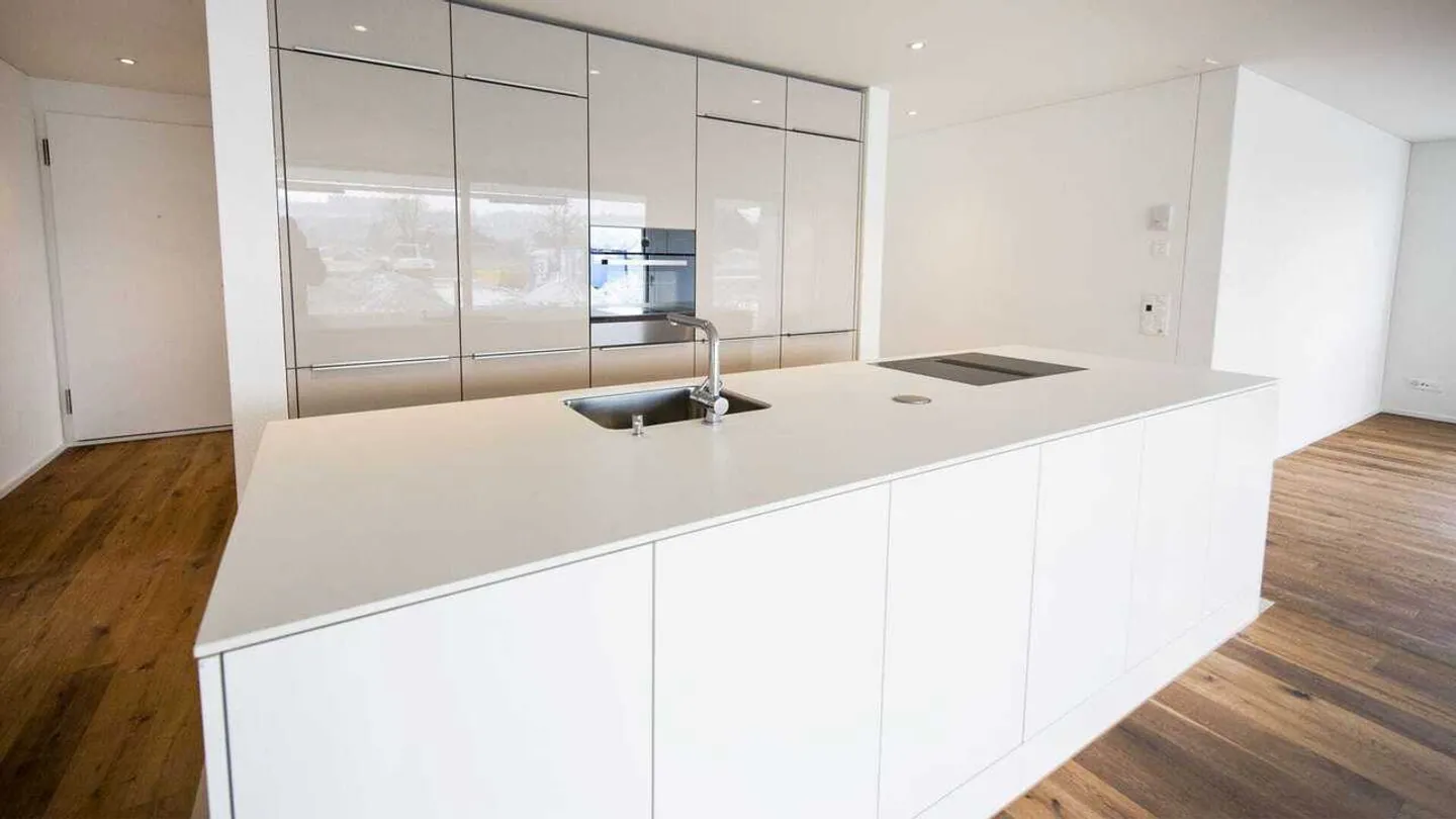 Luminoso appartamento di 4,5 stanze con layout ben progettato e grande balcone - Foto 3 di 11