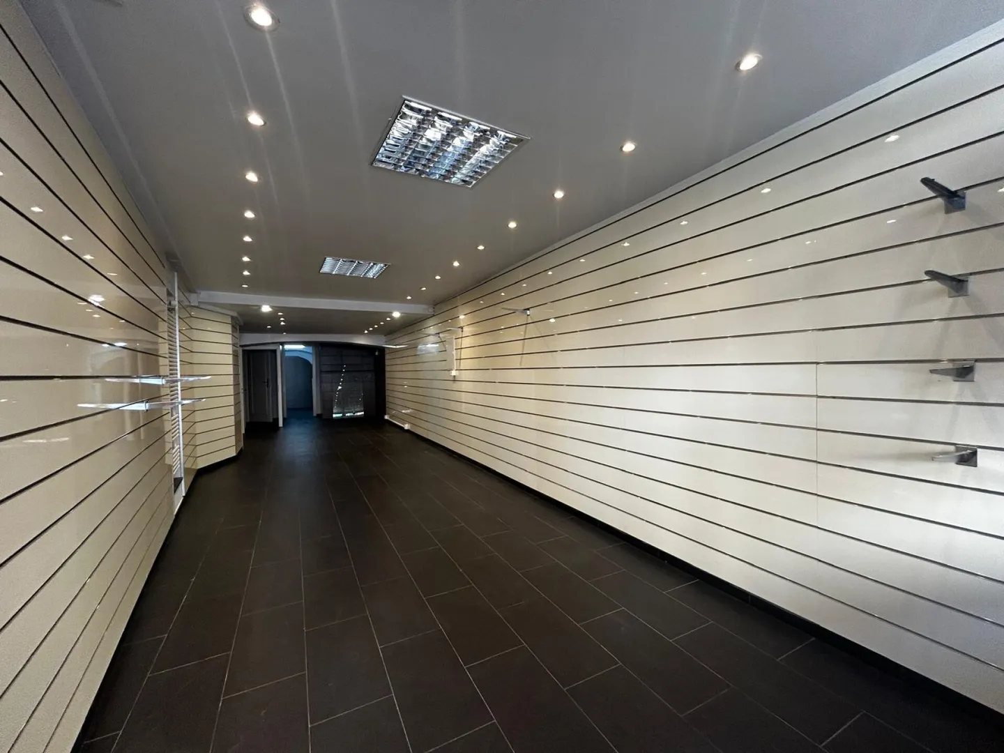 Magnificent commercial space of 75m2 with display in the heart of Villeneuve - Photo 1 of 6