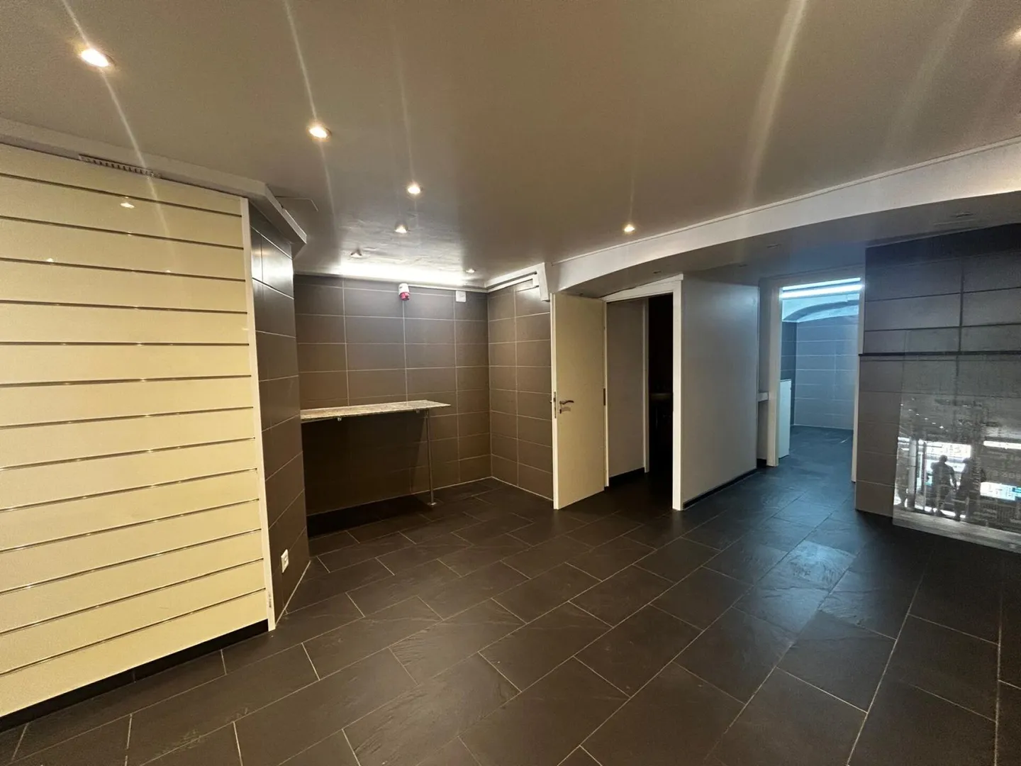 Magnificent commercial space of 75m2 with display in the heart of Villeneuve - Photo 2 of 6