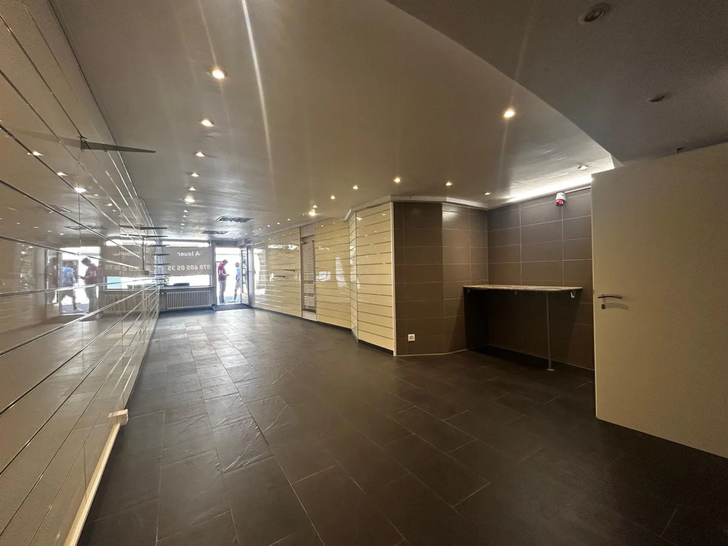 Magnificent commercial space of 75m2 with display in the heart of Villeneuve - Photo 3 of 6