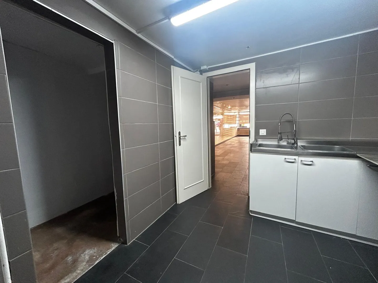 Magnificent commercial space of 75m2 with display in the heart of Villeneuve - Photo 4 of 6