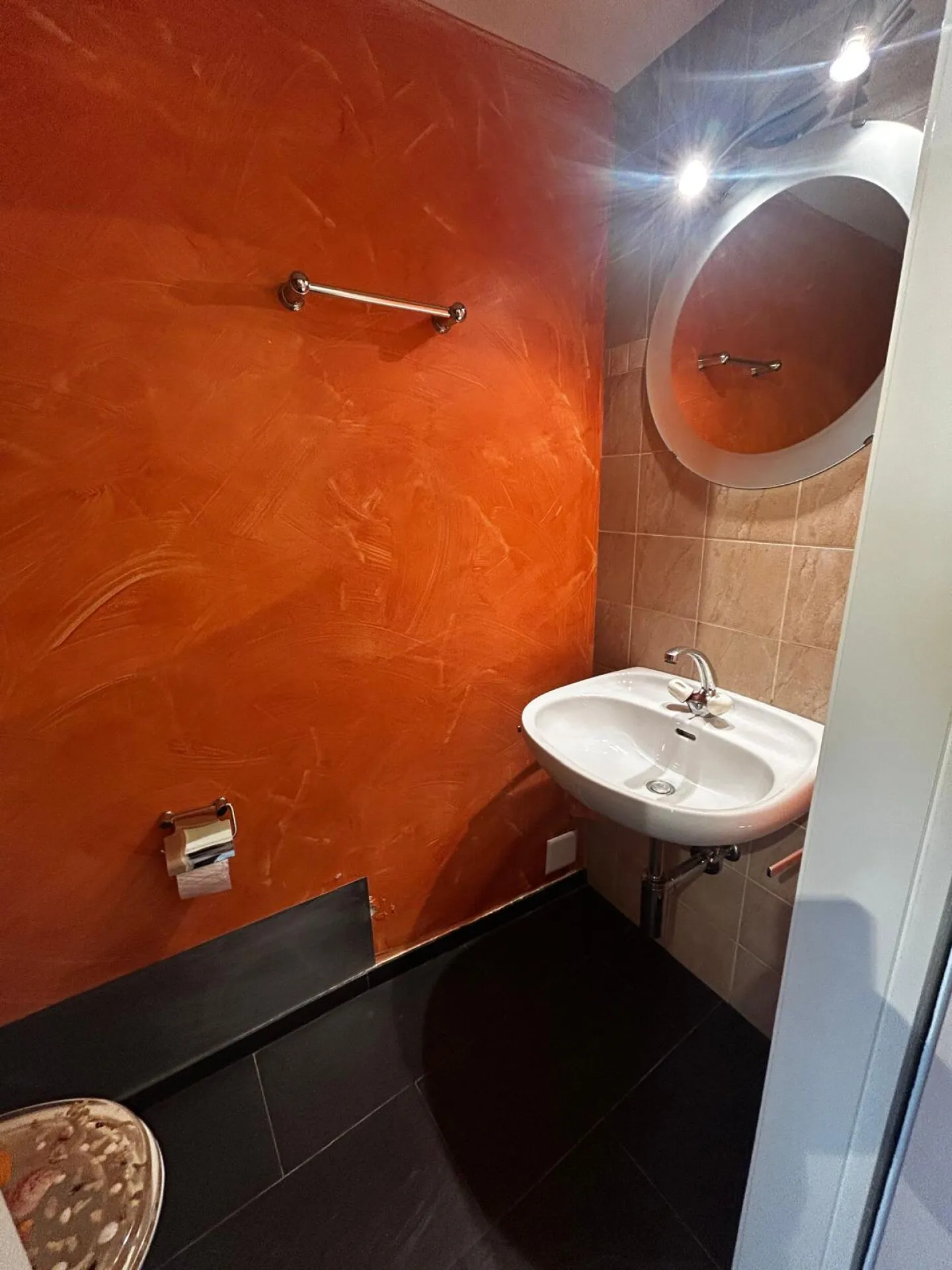 Magnificent commercial space of 75m2 with display in the heart of Villeneuve - Photo 5 of 6