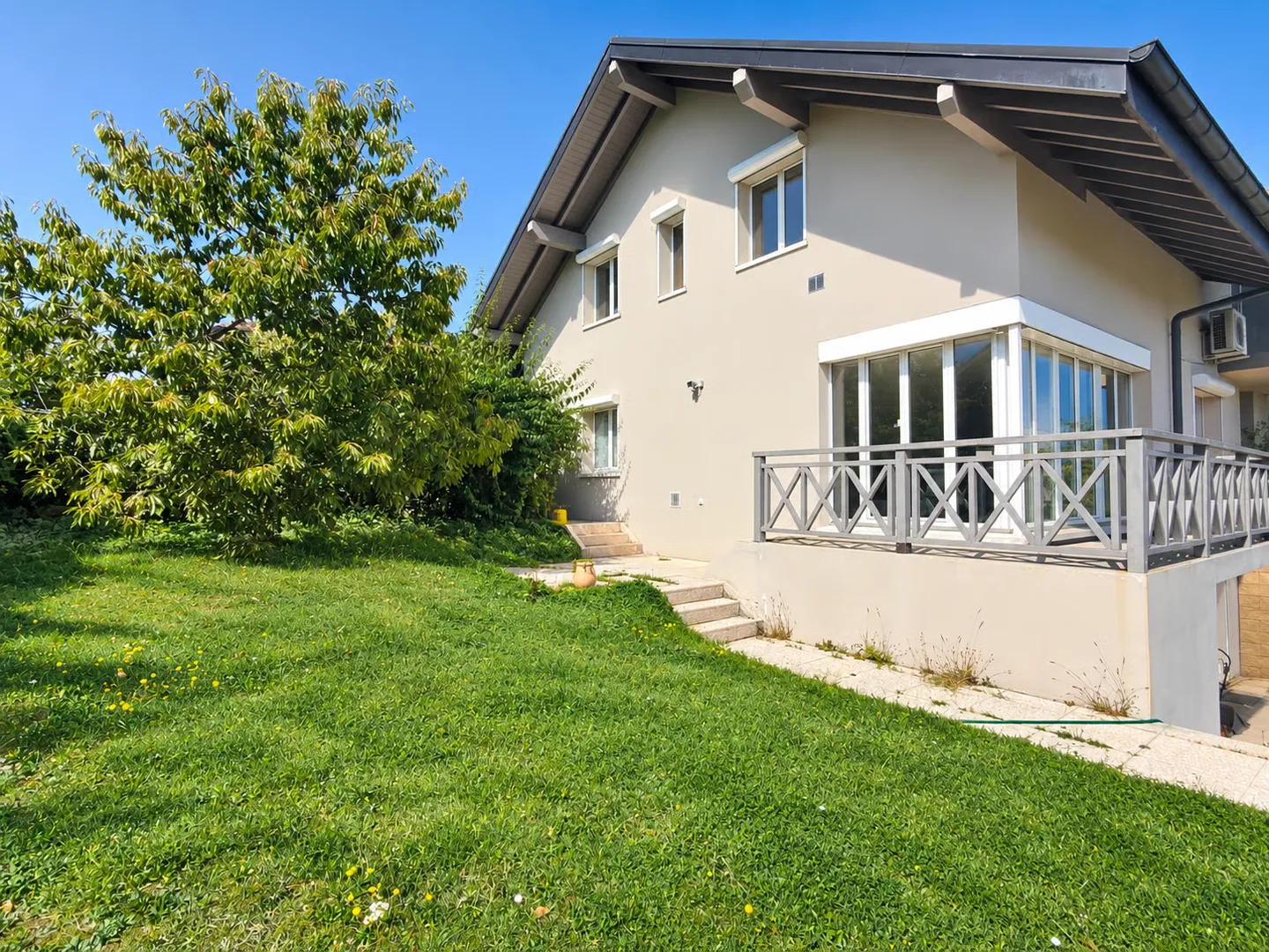 Maison familiale de 6 chambres offrant de beaux volumes - Photo 2 sur 16