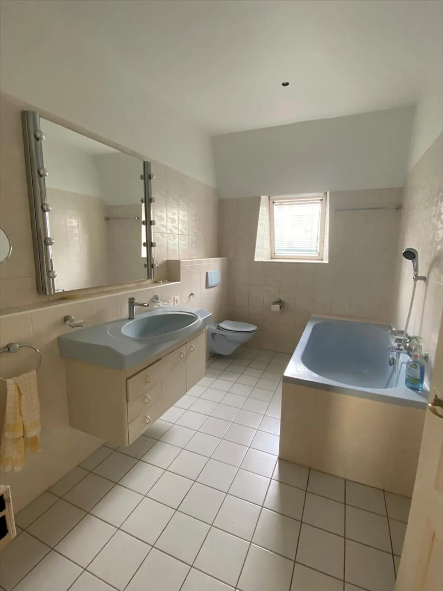 Grand appartement avec espace de vie ouvert au 2ème étage - Photo 8 sur 10