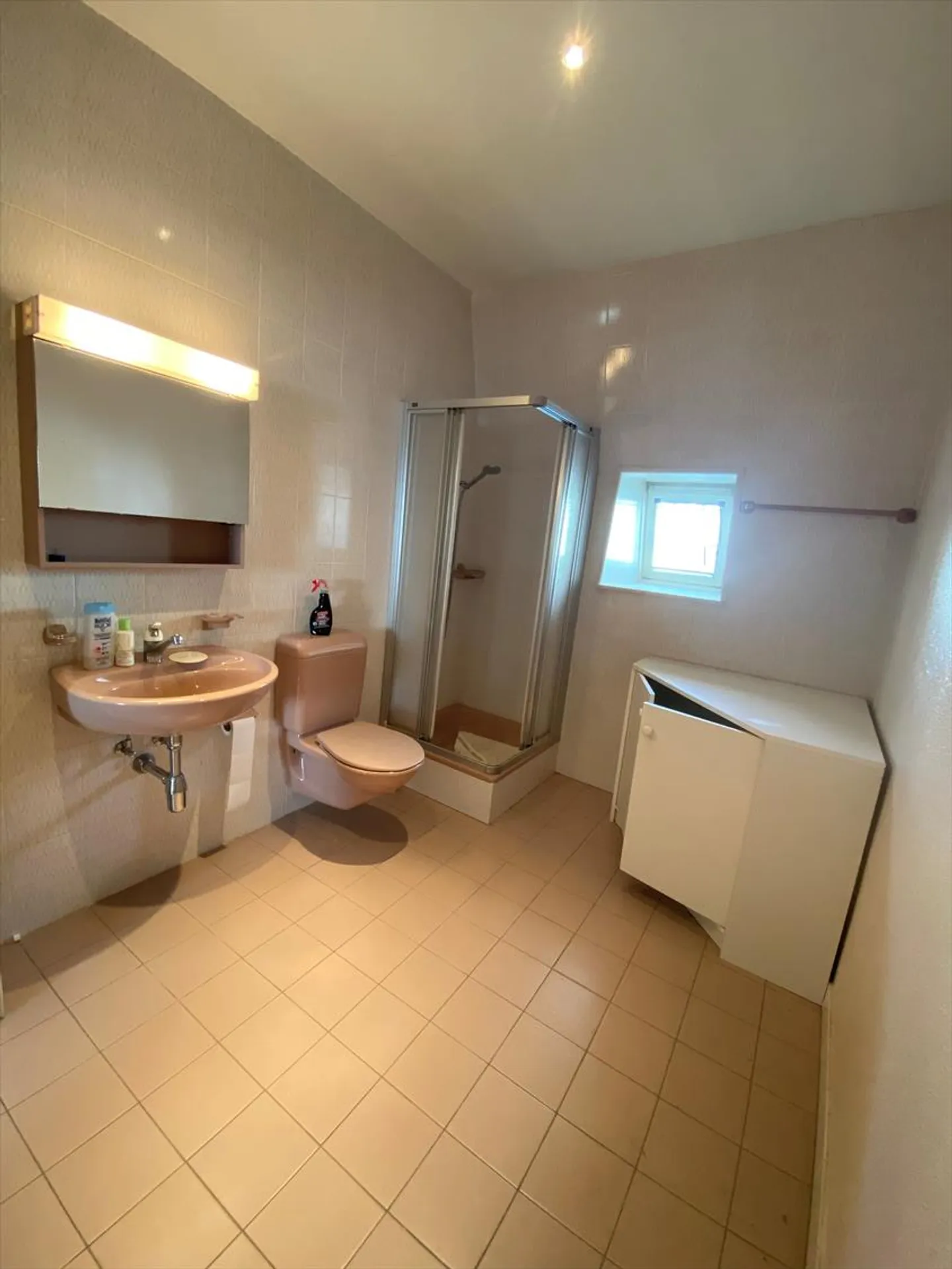 Grand appartement avec espace de vie ouvert au 2ème étage - Photo 9 sur 10