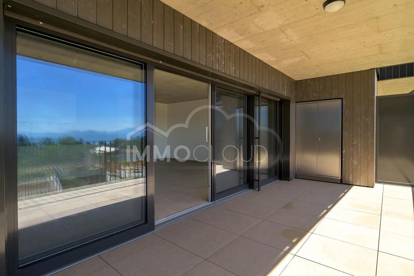 South facing with a view of Lake Geneva - Photo 7 of 16